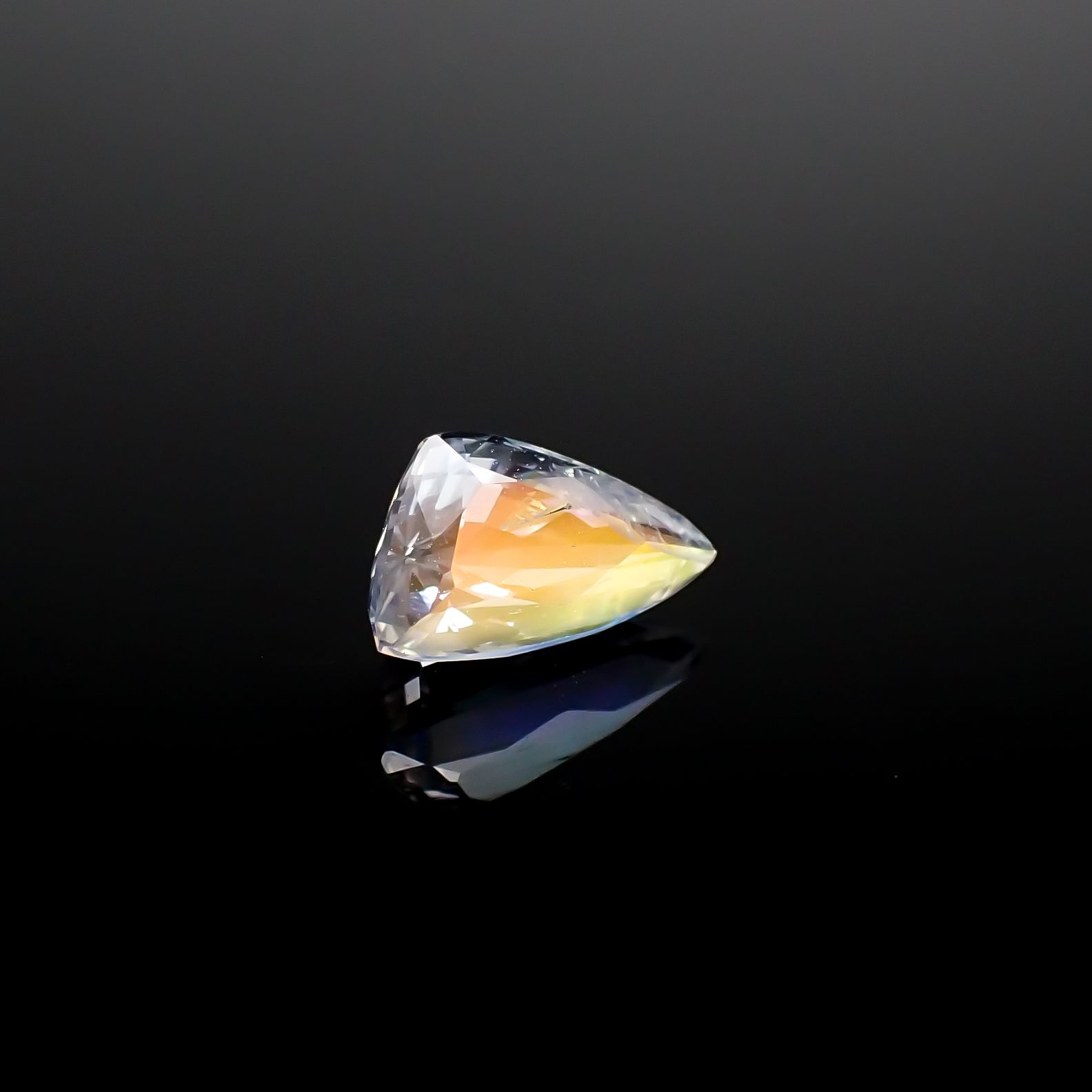 レインボームーンストーン(宝石名ラブラドライト)マダガスカル産 1.002ct ソ付(彩珠)[240326933]8.6x5mm前後