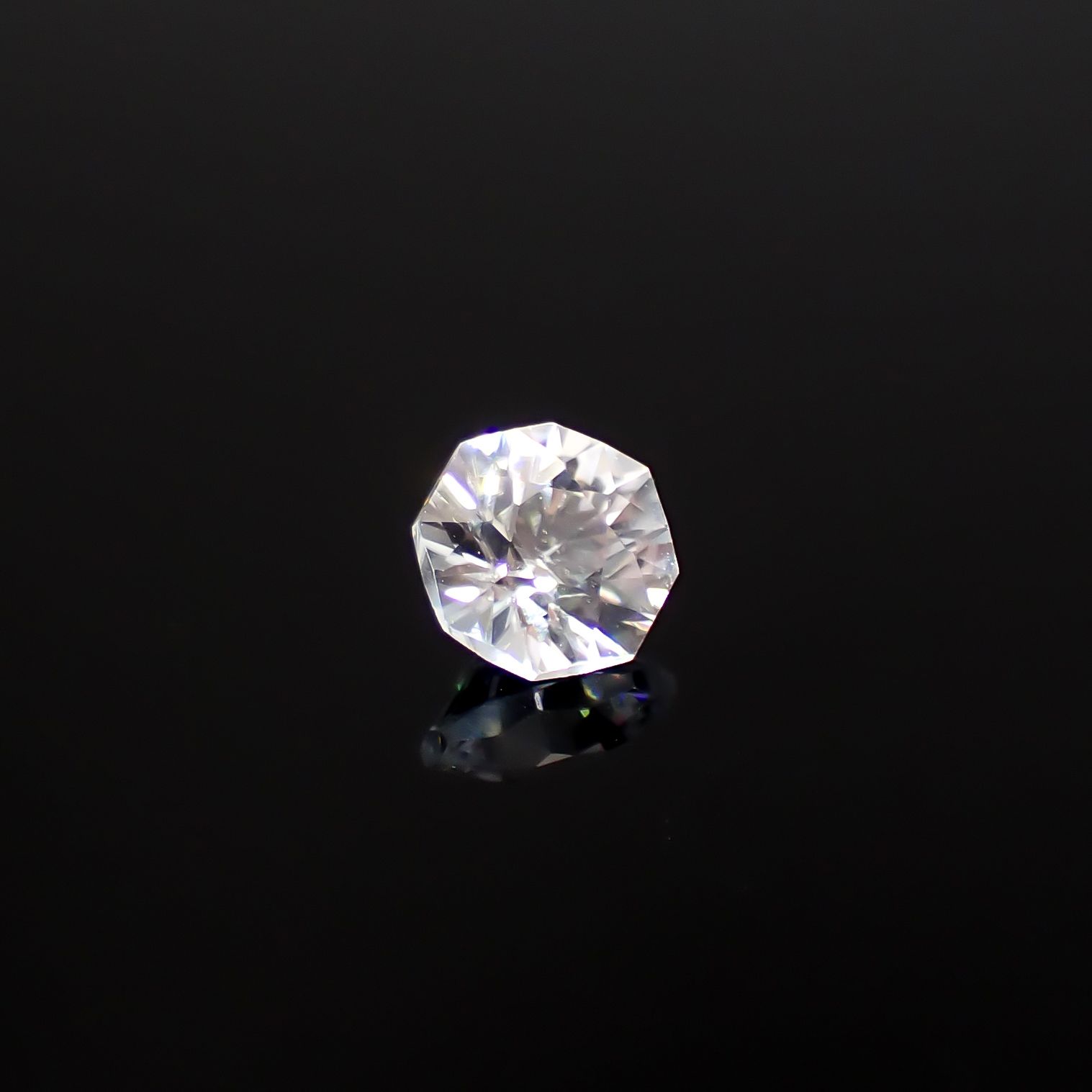 ◇オクタゴンカット◇カラーレスジルコン(宝石名ホワイト・ジルコン)スリランカ/カンボジア産 識別済 0.88ct / 5x5mm前後 [251231385]