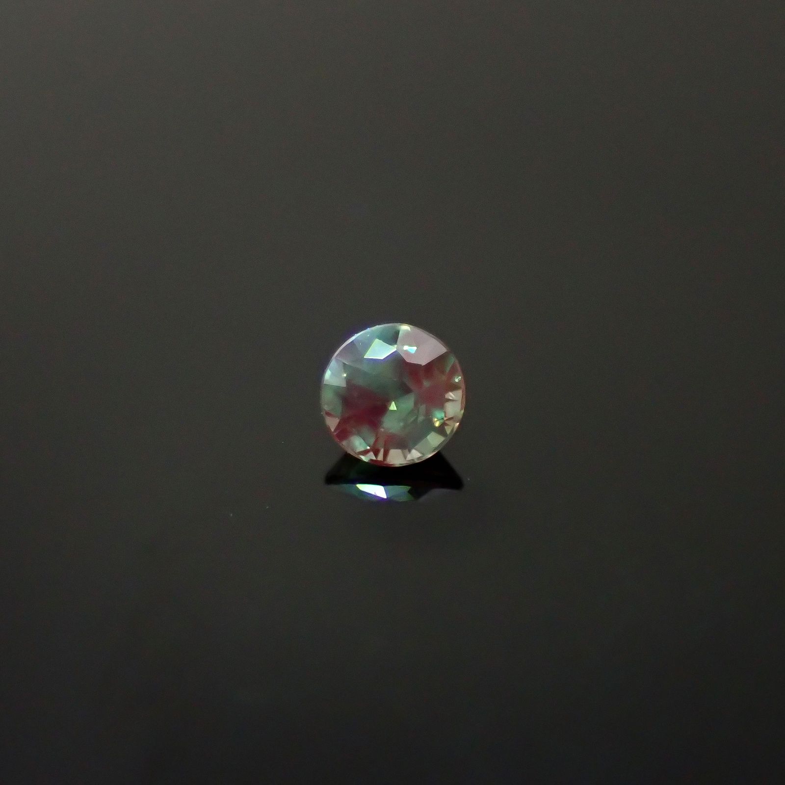 シルキーアレキサンドライト ブラジル・ミナスジェライス州ヘマチタ鉱山産 0.093ct / 2.7x2.7mm前後 [250931026]