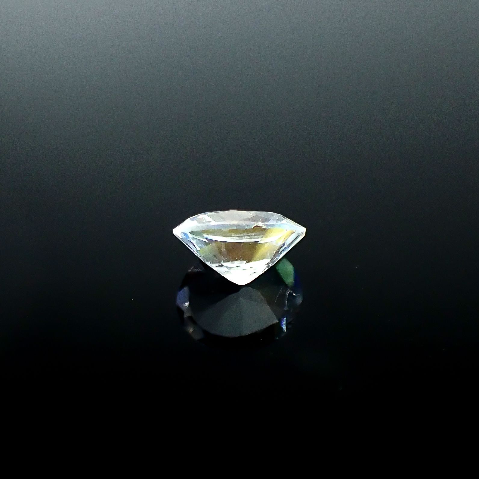 レインボームーンストーン タンザニア産 0.42ct [250730918]5.8x4.9mm前後