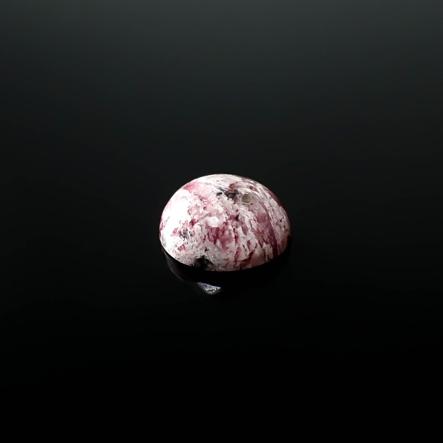 レッドベリル/ピンクベリル(母岩付き) アメリカ・ユタ州産 2.21ct [250730898]9x9mm前後