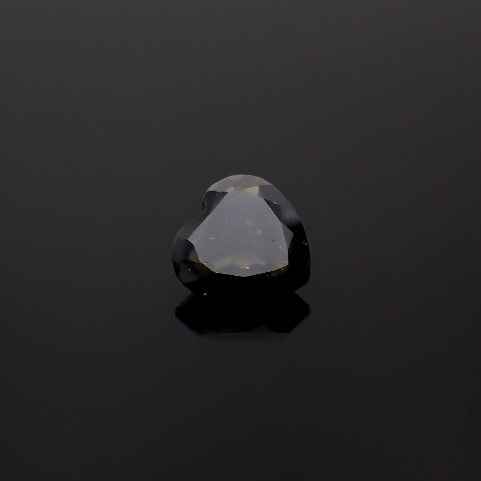 モルダバイト(宝石名モルダバイト)発見地：旧チェコスロバキア 5.99ct 識別済[231224834]13x12.9mm前後