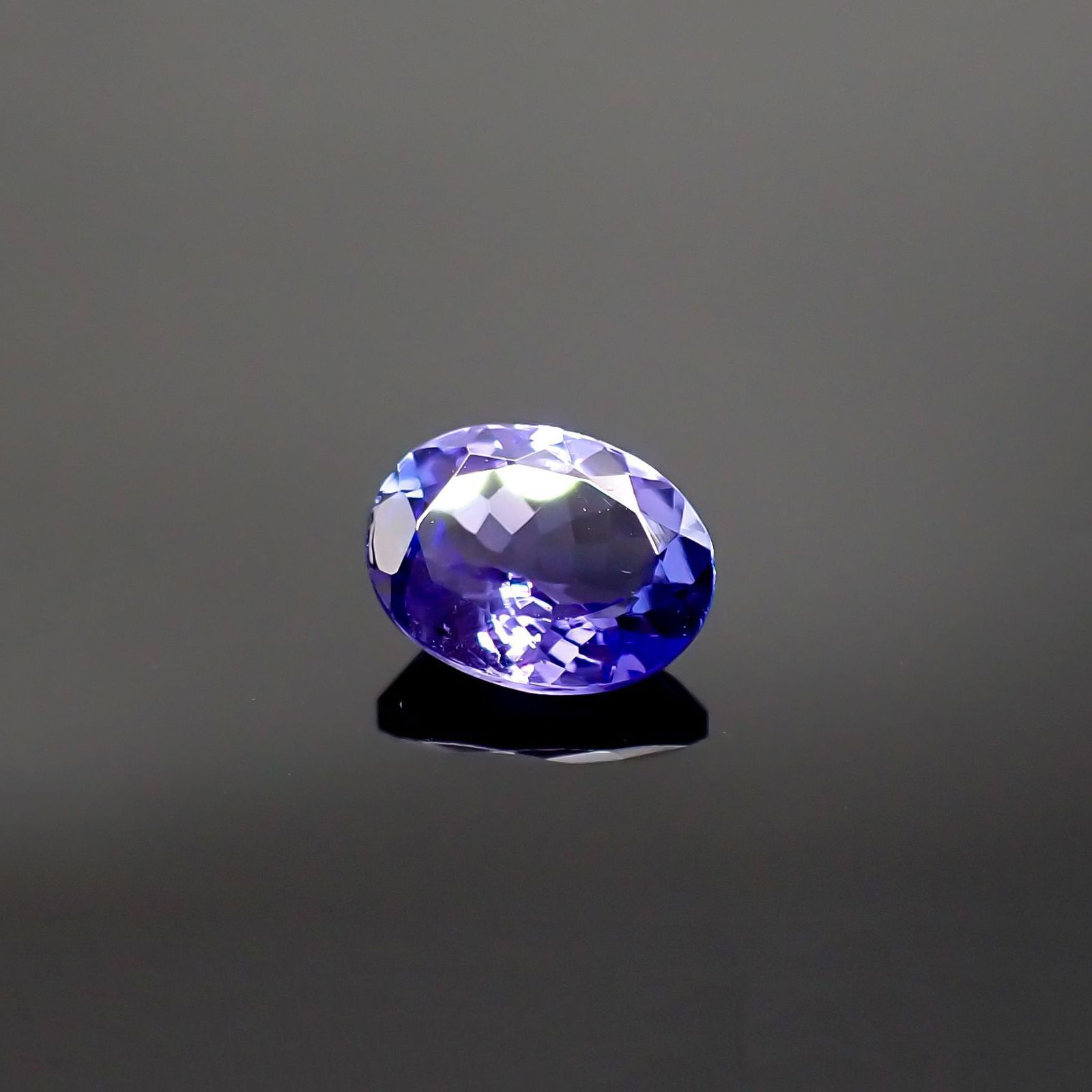 タンザナイト(宝石名タンザナイト) タンザニア産 1.37ct 識別済[210711841]8.1×6mm前後