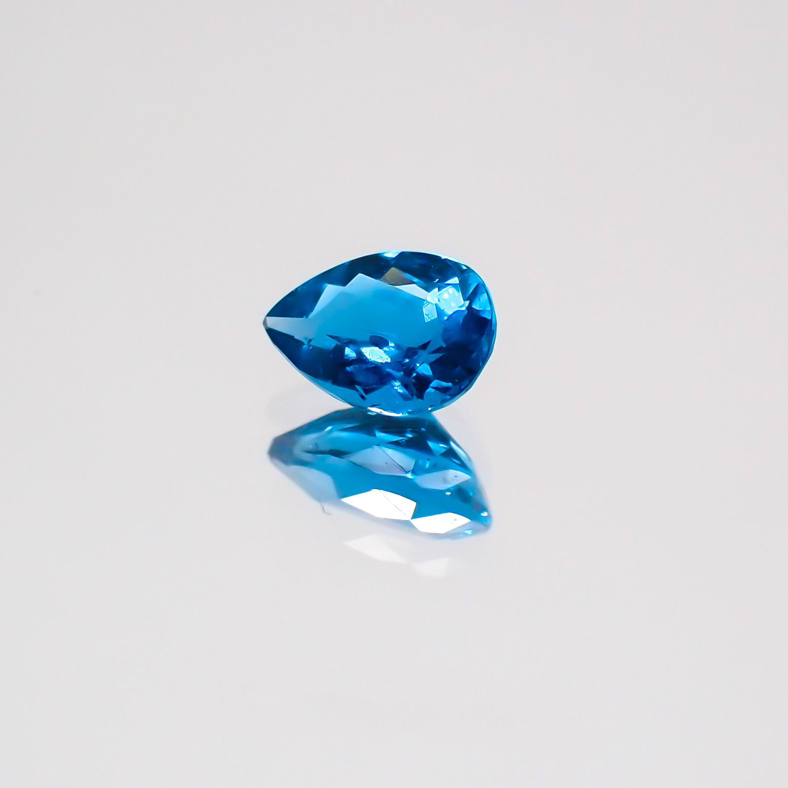 アウイナイト フルオレッセンス(宝石名アウイナイト) ドイツ産 0.166ct ソ付(日独)[210210034]4.5×3.3mm前後