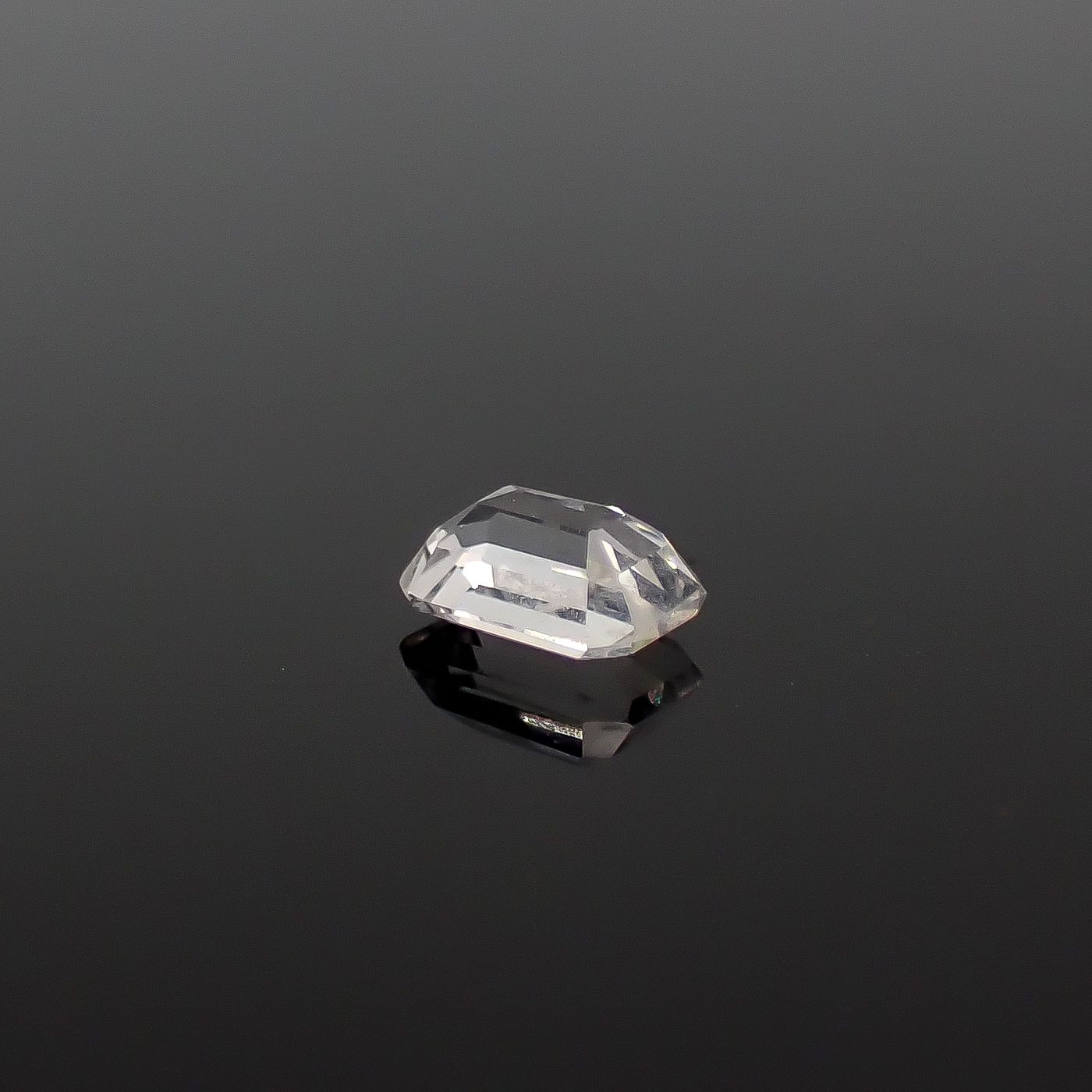 テネブレッセンススキャポライト アフガニスタン産 0.18ct / 4.1x2.9mm前後 [260432045]