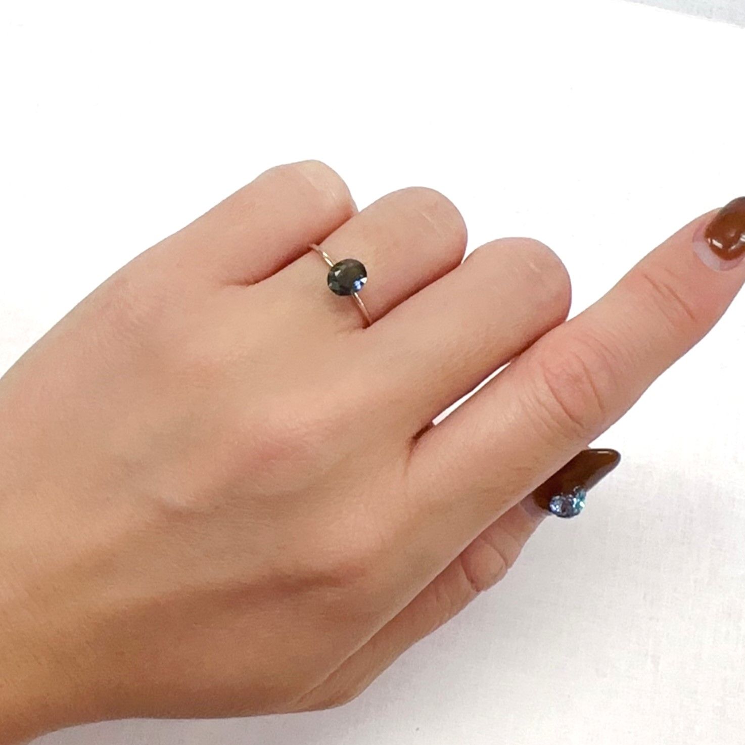 ゴールドシーンサファイア 非加熱(宝石名シーン・サファイア)ケニア産 1.008ct ソ付(彩珠)[231124076]6.5x5.5mm前後