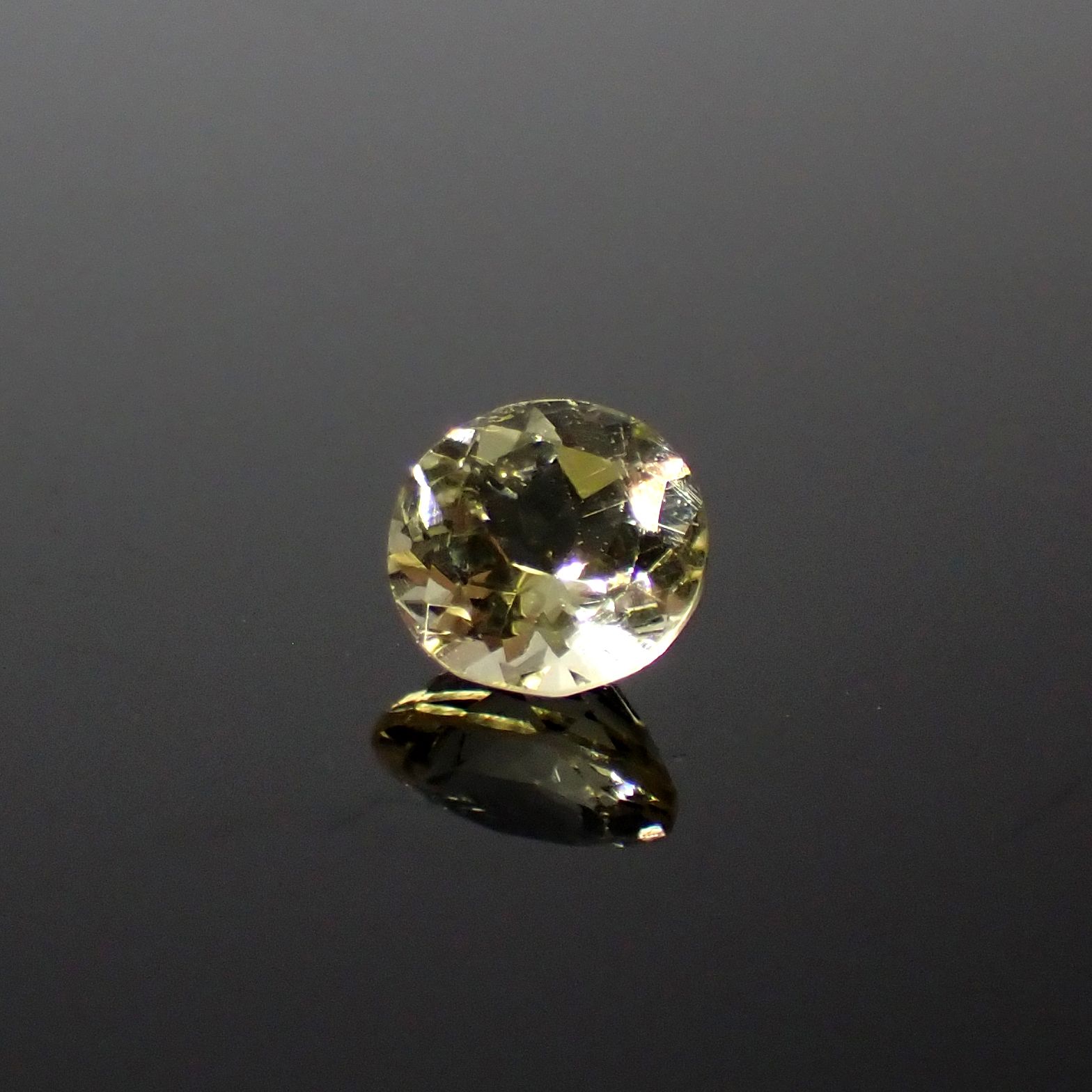 イエローダンビュライト タンザニア産 0.36ct[240125460]4.5x4.5mm前後
