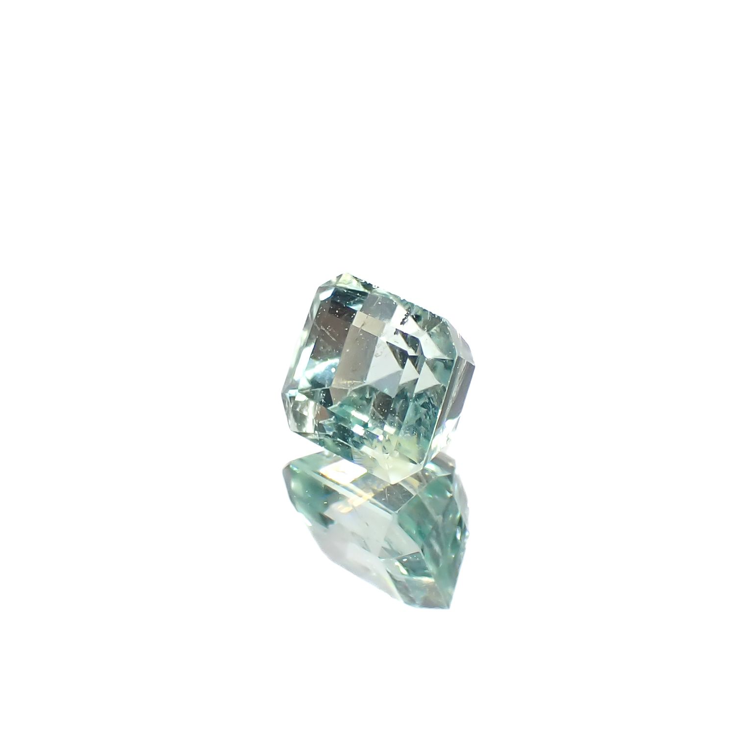 ミントベリル ブラジル産 0.67ct[240728583]5.3x4.5mm前後