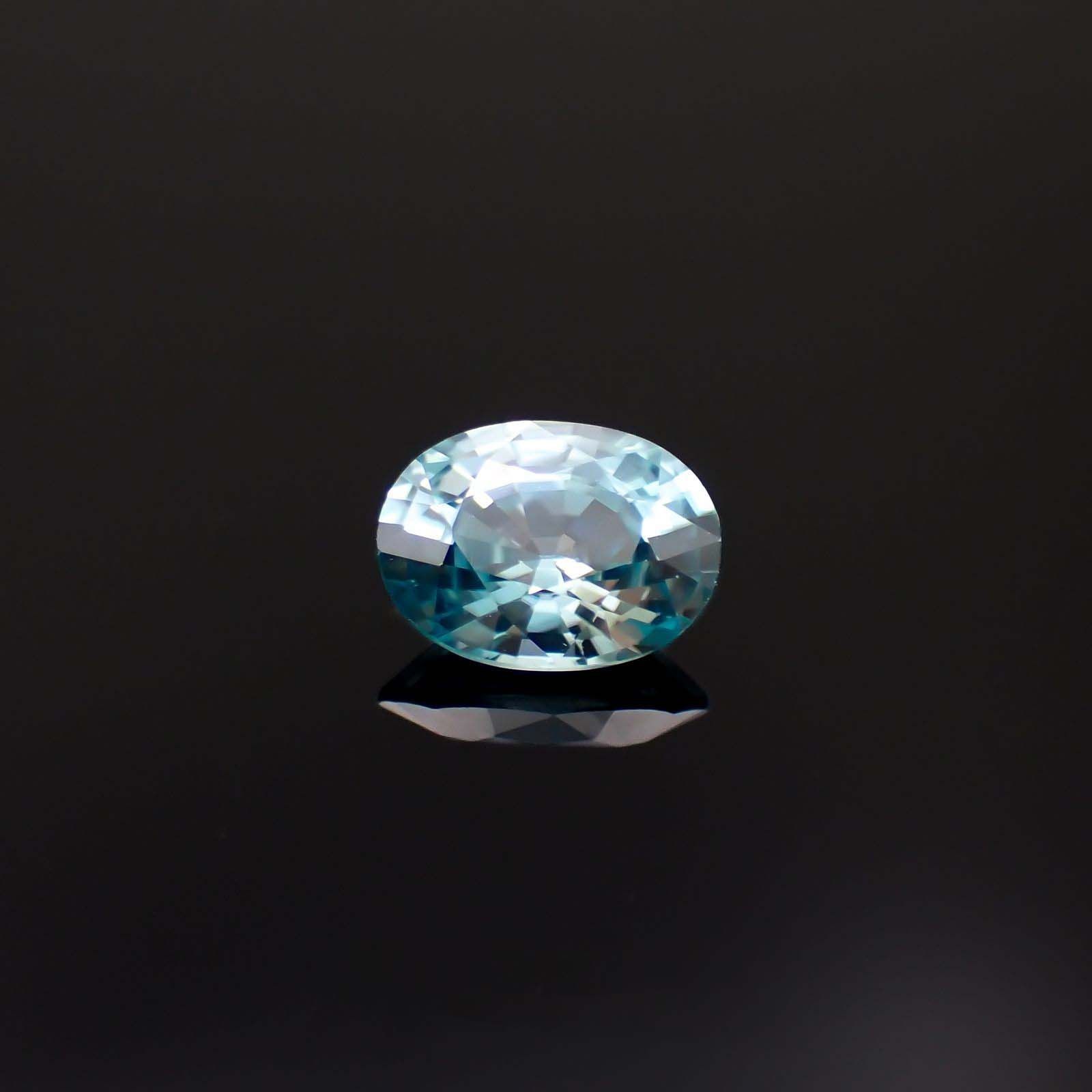 ブルージルコン カンボジア産 1.74ct / 8x5.9mm前後 [221018655]