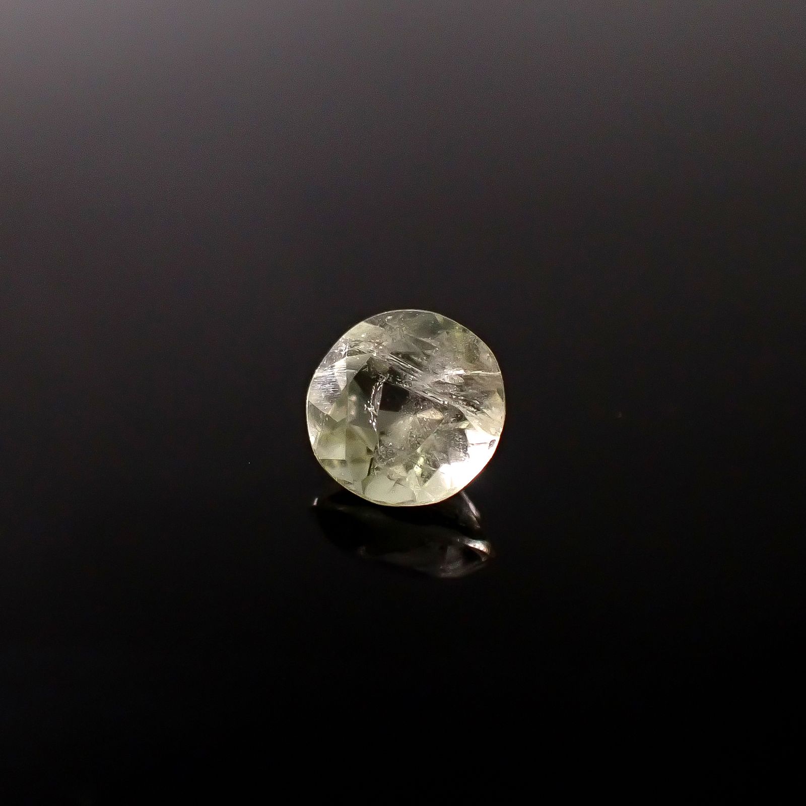 ブラジリアナイト(宝石名ブラジリアナイト)ブラジル産 識別済 0.70ct / 5.5x5.4mm前後 [260131493]