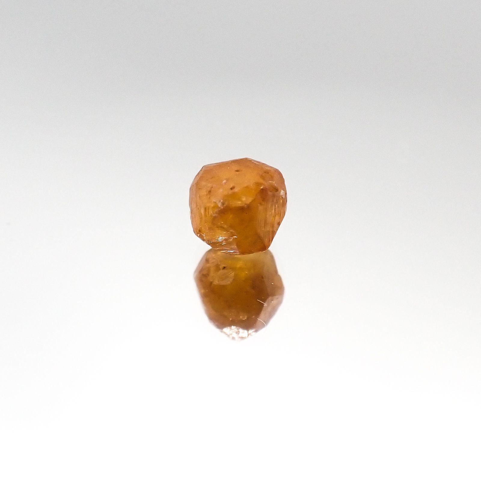 スペサルティンガーネット マンダリンオレンジカラー 原石(宝石名ガーネット)タンザニア産 0.93ct 識別済[231023939]5x4.9mm前後