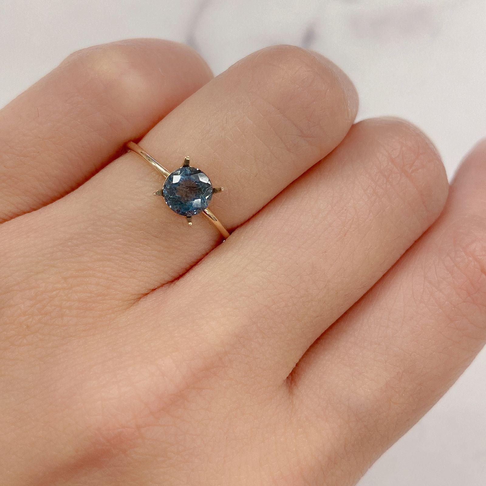 サンタマリアアクアマリン(宝石名アクアマリン) ブラジル産 0.640ct ソ付(彩珠)[210711901]5.5×5.5mm前後