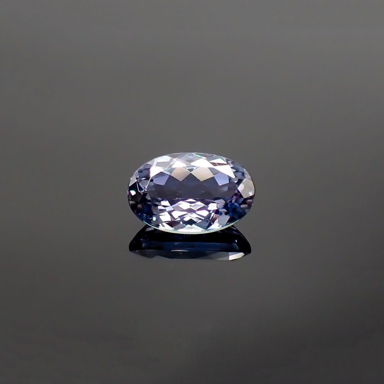 バイカラータンザナイト(宝石名タンザナイト) タンザニア産 ソ付(彩珠) 1.920ct / 9.6x6.2mm前後 [210711831]
