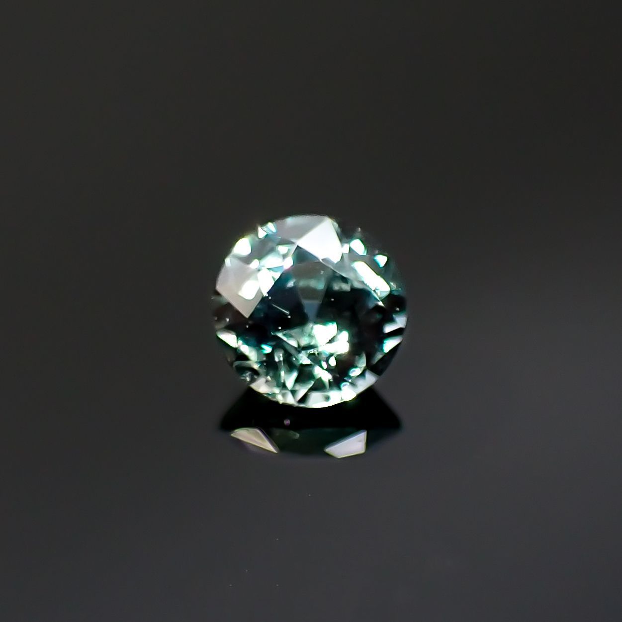 アレキサンドライト(宝石名アレキサンドライト)ブラジル産/EmeraldMains社製 0.148ct ソ付(彩珠)[220516025]3.2x3.2mm前後