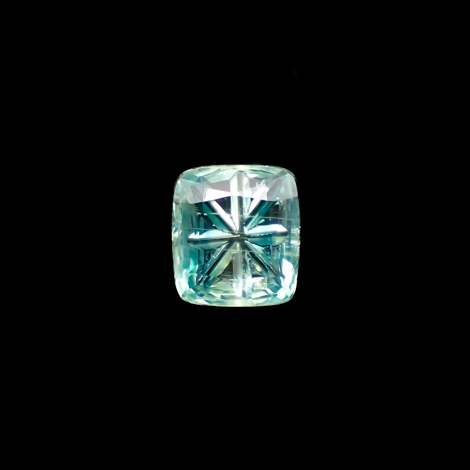 ◇甲州貴石切子Plus Three◇バイカラーカイヤナイト カード付き(宝石名カイヤナイト)ネパール産 1.58ct 識別済[231225069]7.5x6..8mm前後