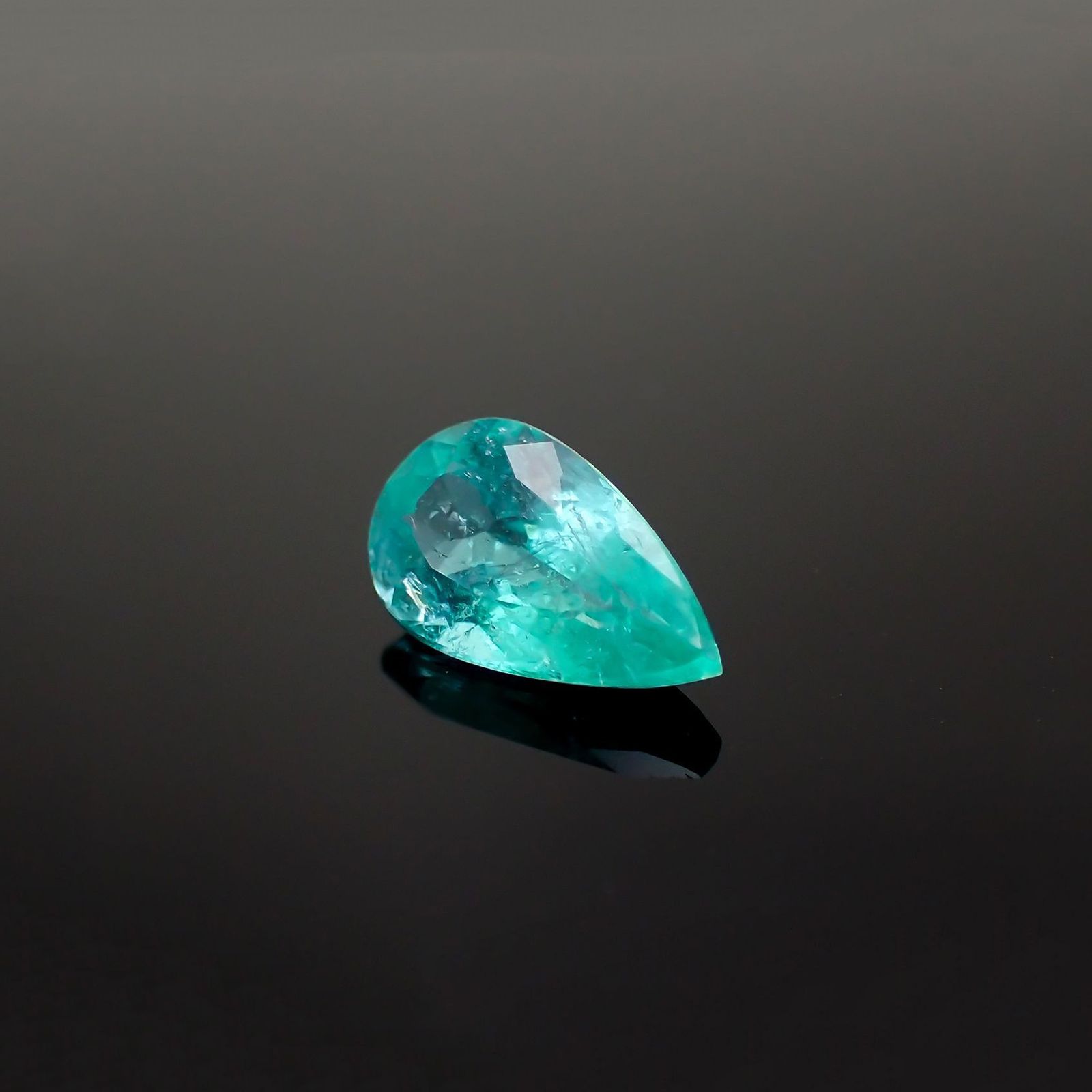 パライバトルマリン モザンビーク産 1.71ct / 10.8×6.4mm前後 [19111759]