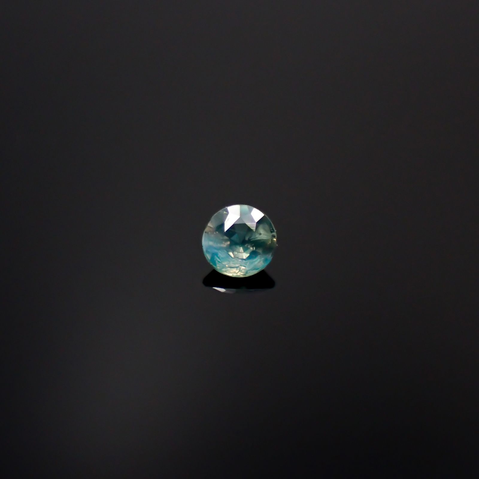 アレキサンドライトキャッツアイ ブラジル産/EmeraldMains社製 0.053ct[240527600]2.3x2.3mm前後
