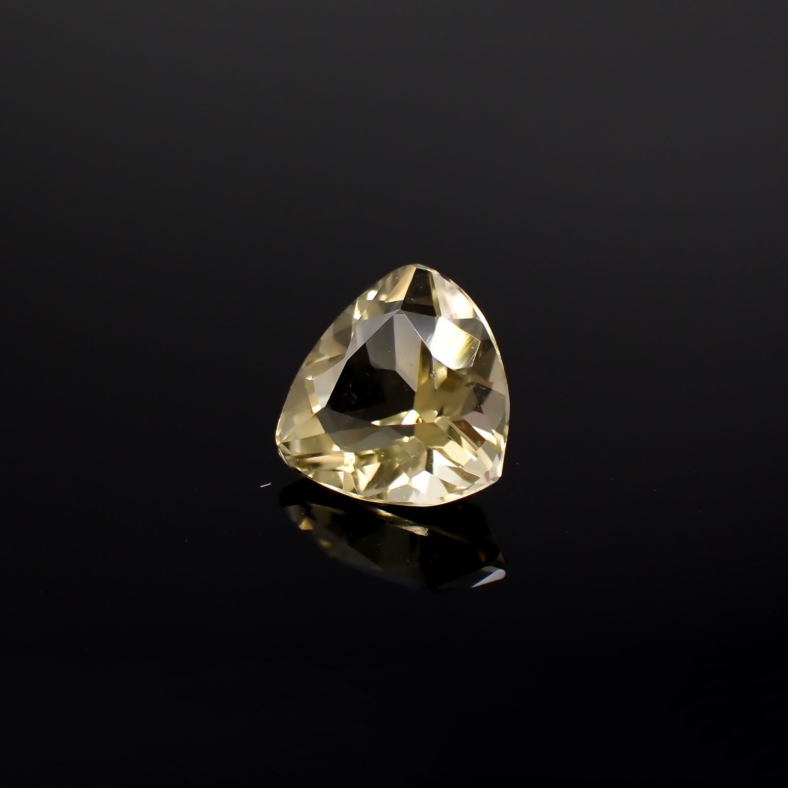 イエロースキャポライト(宝石名イエロー・スキャポライト)タンザニア産 識別済 0.67ct / 5.8x6.1mm前後 [220918029]