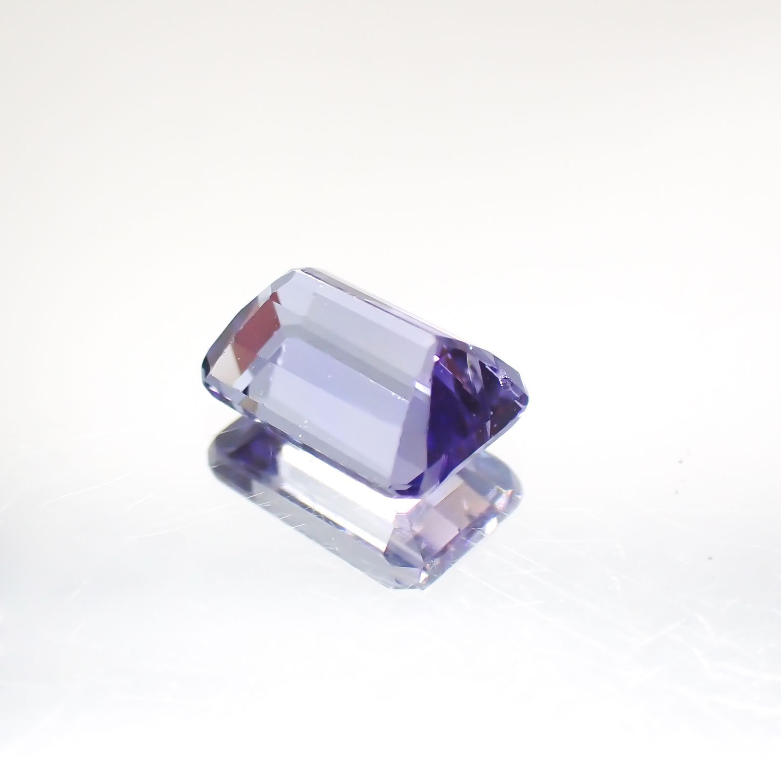 バイカラータンザナイト(宝石名タンザナイト)タンザニア産 0.69ct 識別済[220113856]5.7x3.9mm前後