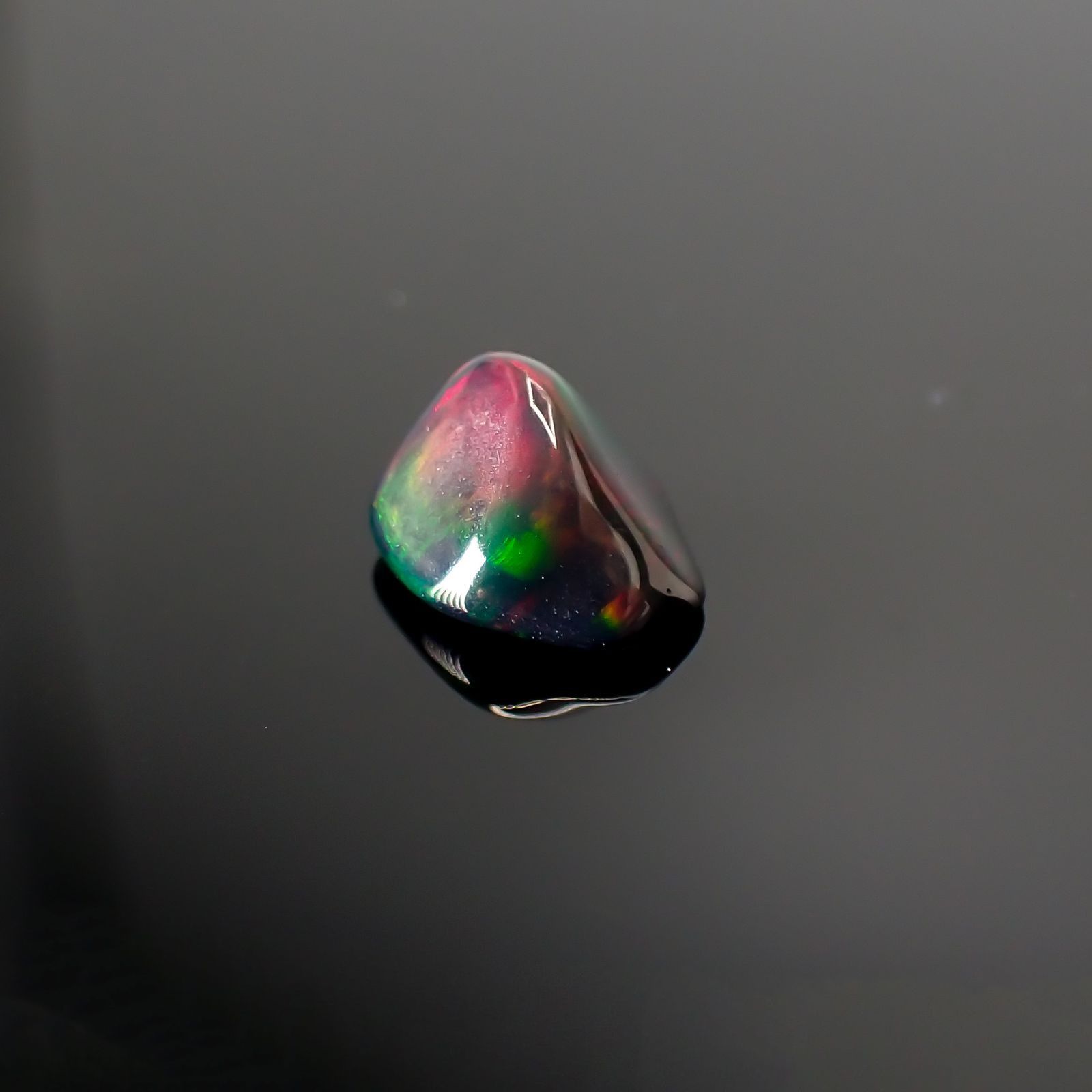 ◇バロック型◇ブラックオパール(宝石名オパール/加熱処理) エチオピア産 識別済 0.87ct / 7.7x6.7mm前後 [211013510]