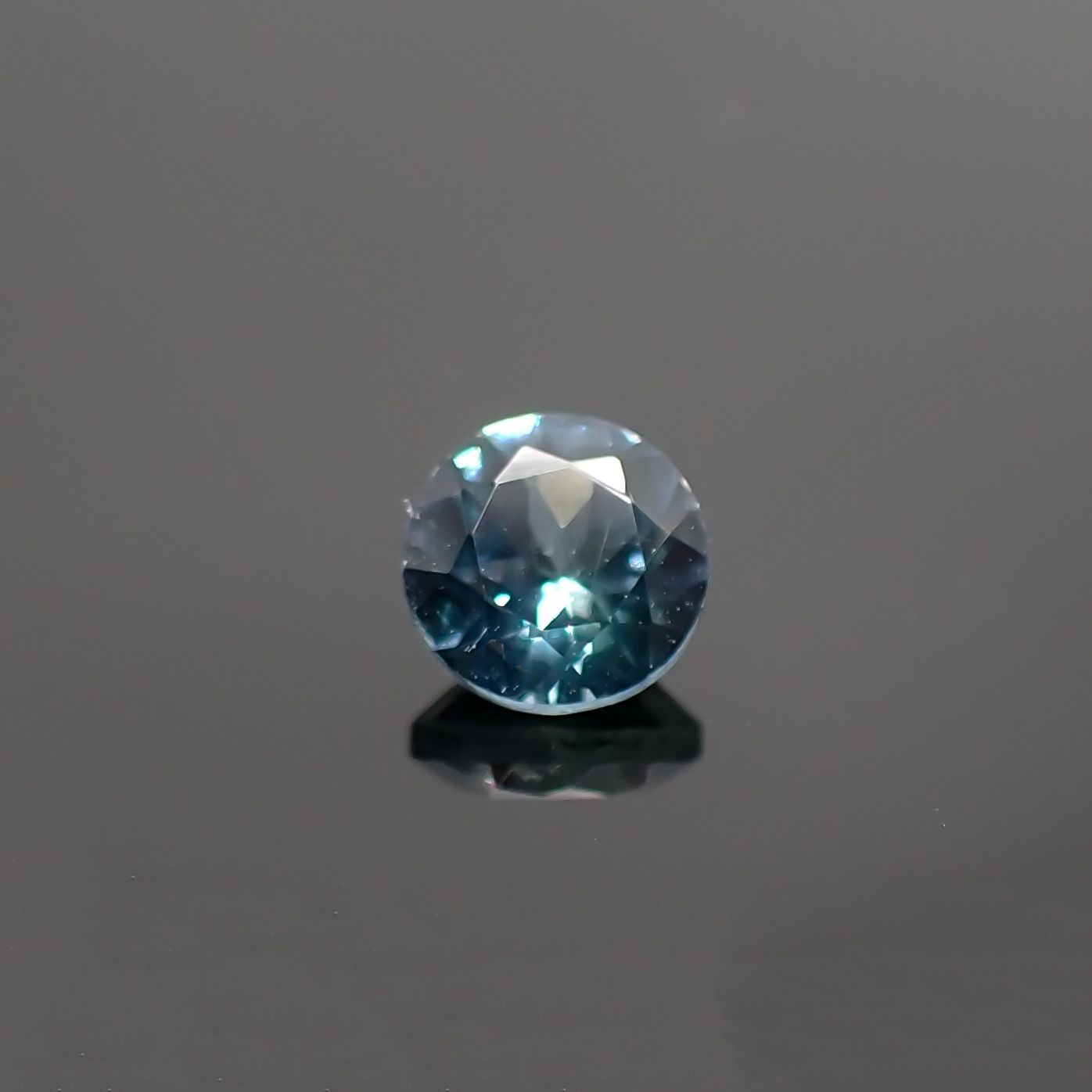 モンタナサファイア アメリカ産 ルース 0.68ct[210711669]5.1×5.1mm前後