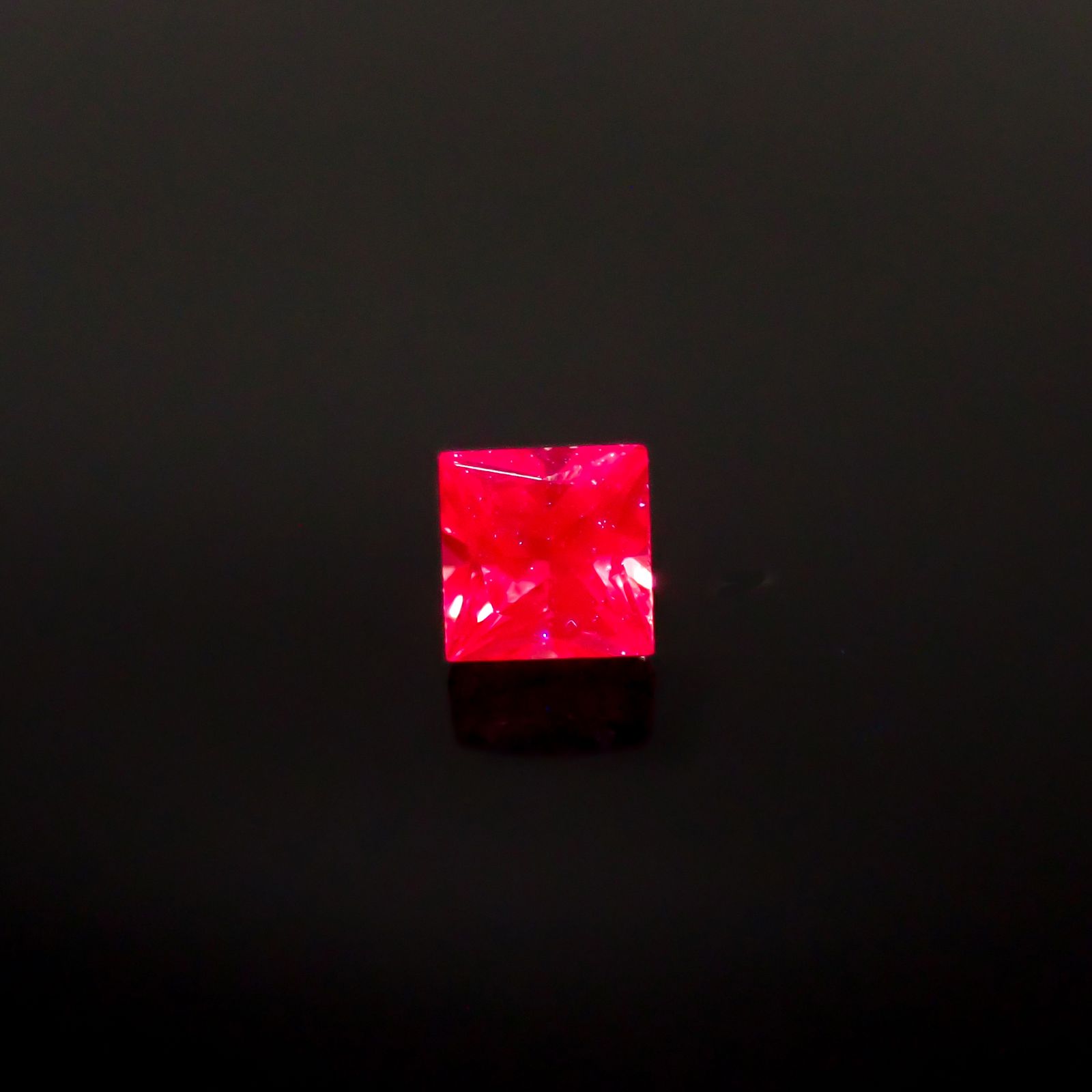◇プリンセスカット◇ホットピンクスピネル(宝石名ピンク・スピネル)タンザニア産 0.19ct 識別済[220817533]3x3mm前後