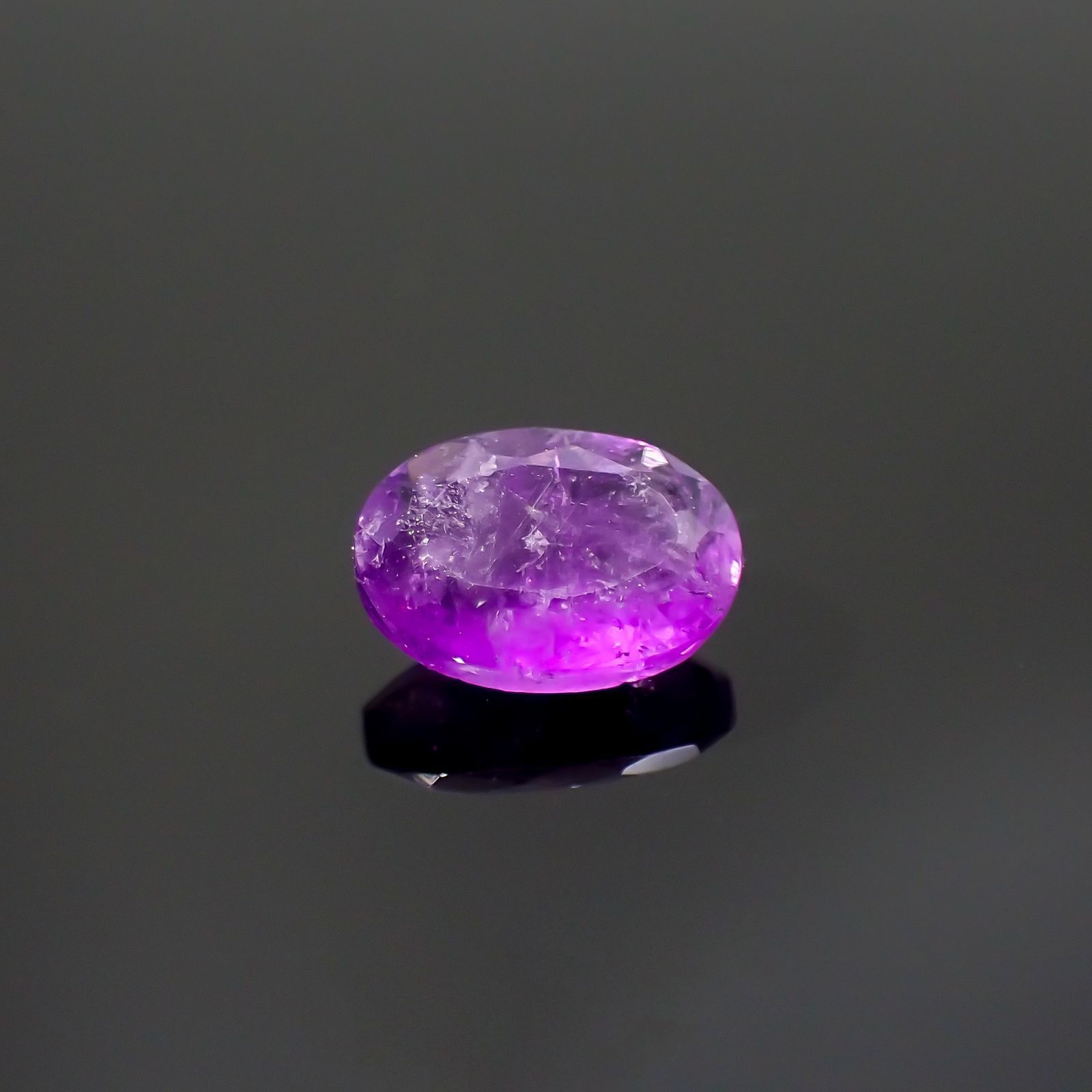 ハックマナイト(宝石名ハックマナイト)アフガニスタン産 識別済 0.51ct / 6.4x4.5mm前後 [260115393]