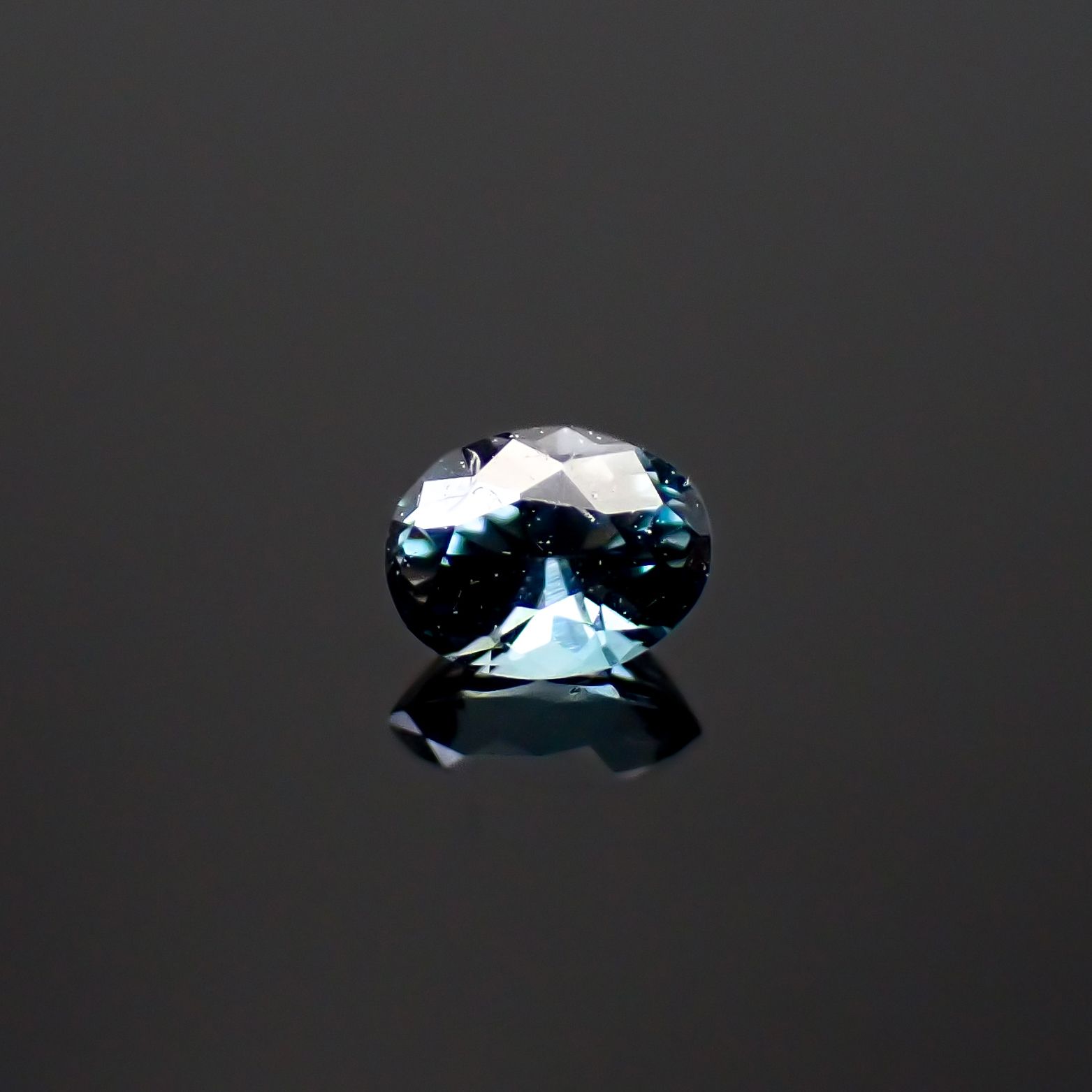 サファリン スリランカ産 0.083ct / 2.9x2.2mm前後 [260432064]