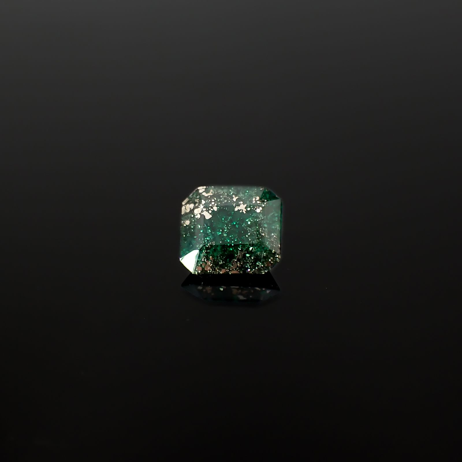 パイライトインエメラルド コロンビア産 0.83ct / 6.1x5.5mm前後 [260532121]