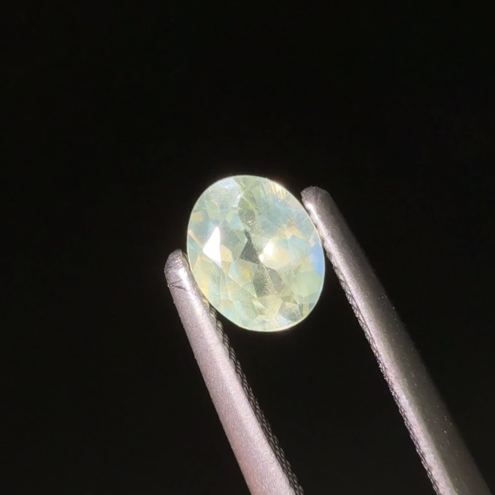 クリソベリルキャッツアイ スリランカ産 0.43ct [250329926]5.1x4.1mm