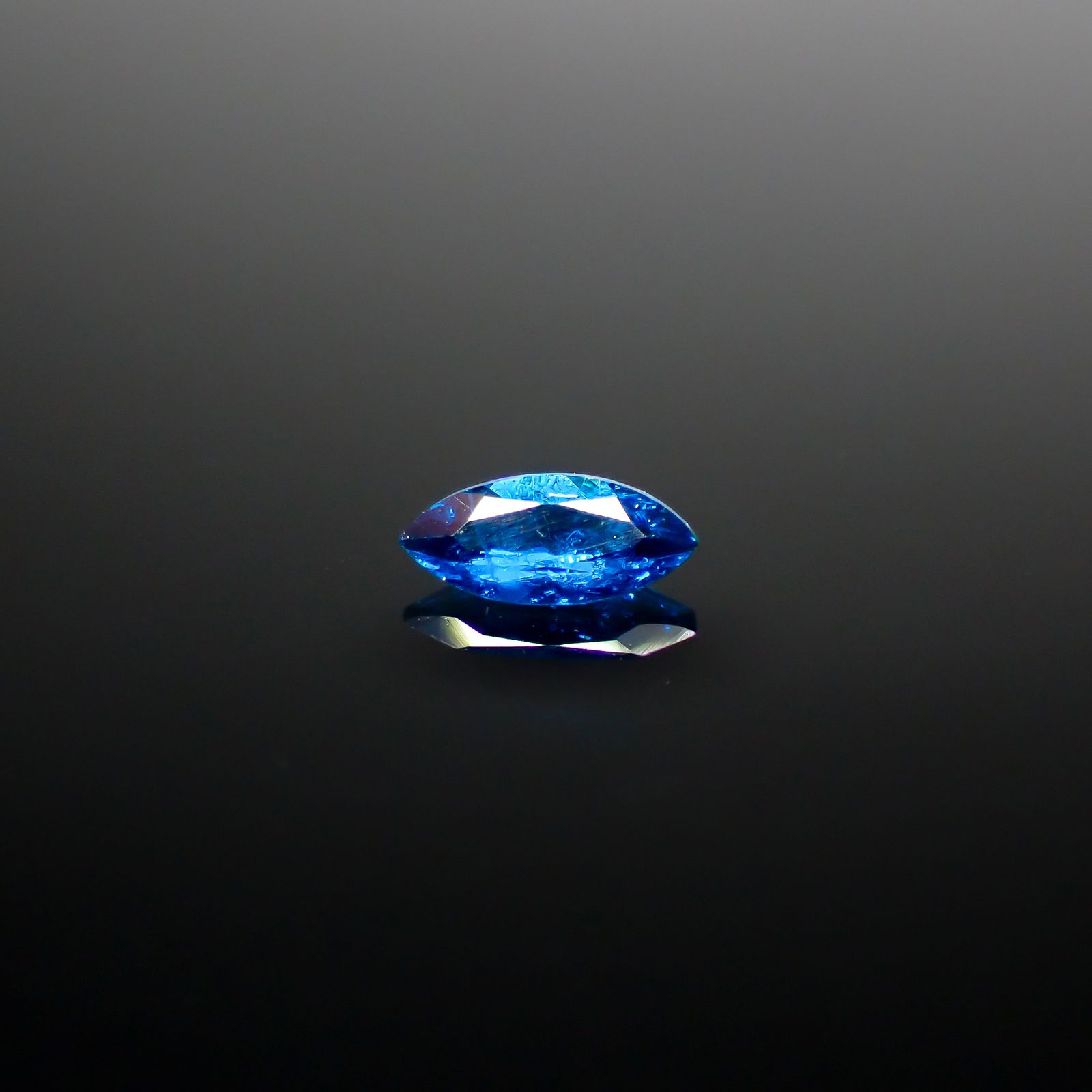 アウイナイト フルオレッセンス(宝石名アウイナイト)ドイツ産 0.11ct 識別済[240628315]5.6x2.5mm前後