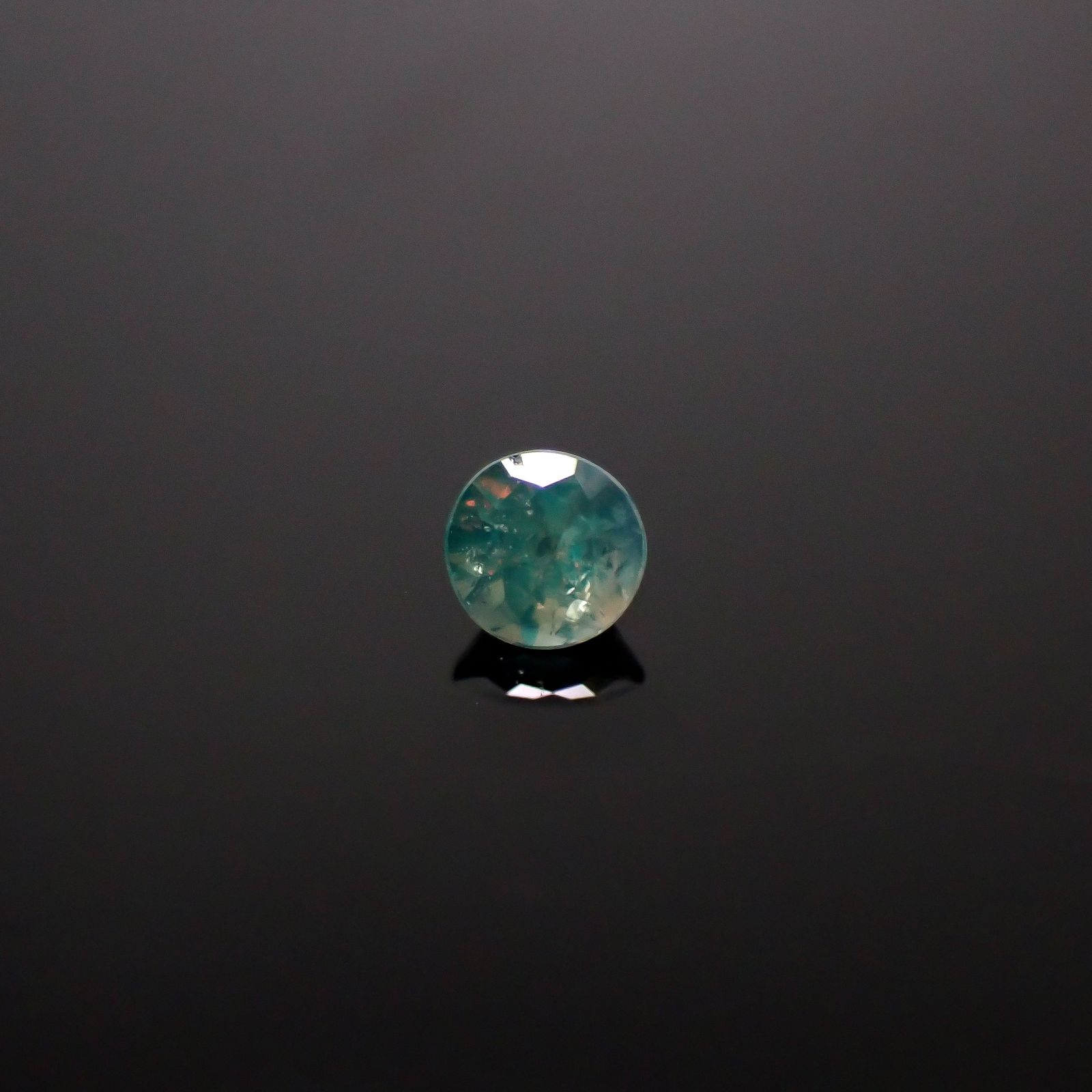 シルキーアレキサンドライト ブラジル・ミナスジェライス州ヘマチタ鉱山産 0.11ct / 2.8x2.7mm前後 [250931025]