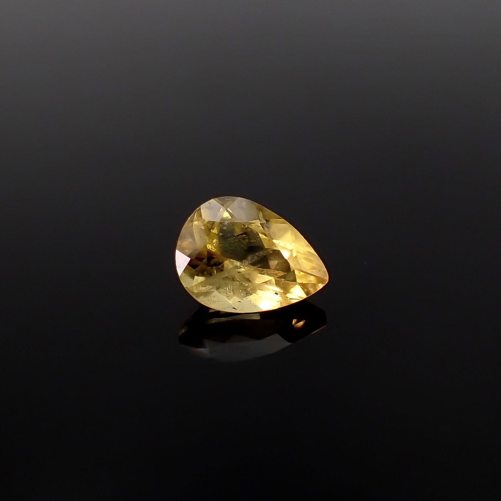 コンドロダイト(宝石名コンドロダイト)タジキスタン・パミール高原産 識別済 1.23ct / 8.1x6.1mm前後 [260131580]