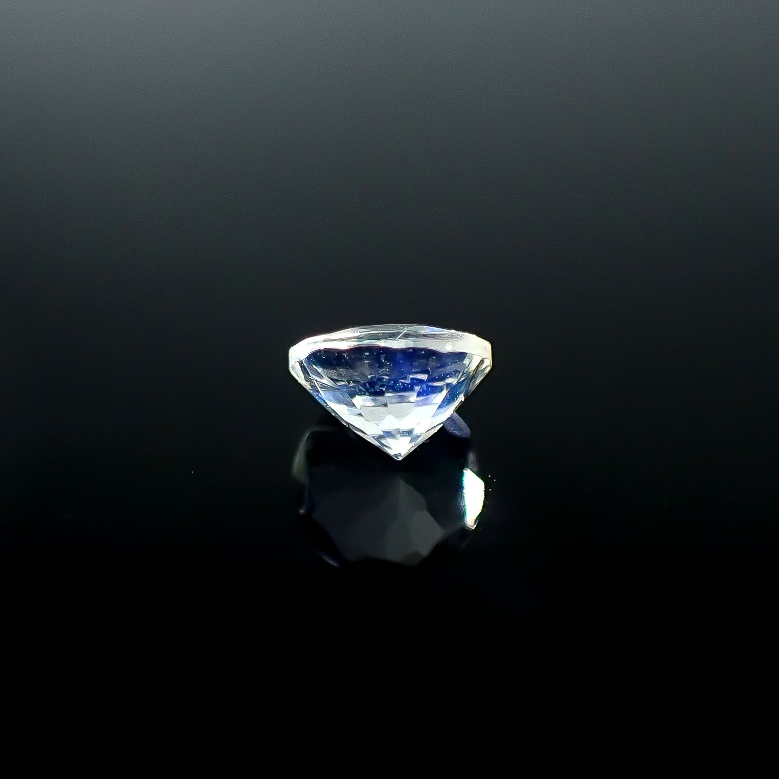 レインボームーンストーン タンザニア産 0.43ct [250730919]5.1x5.1mm前後
