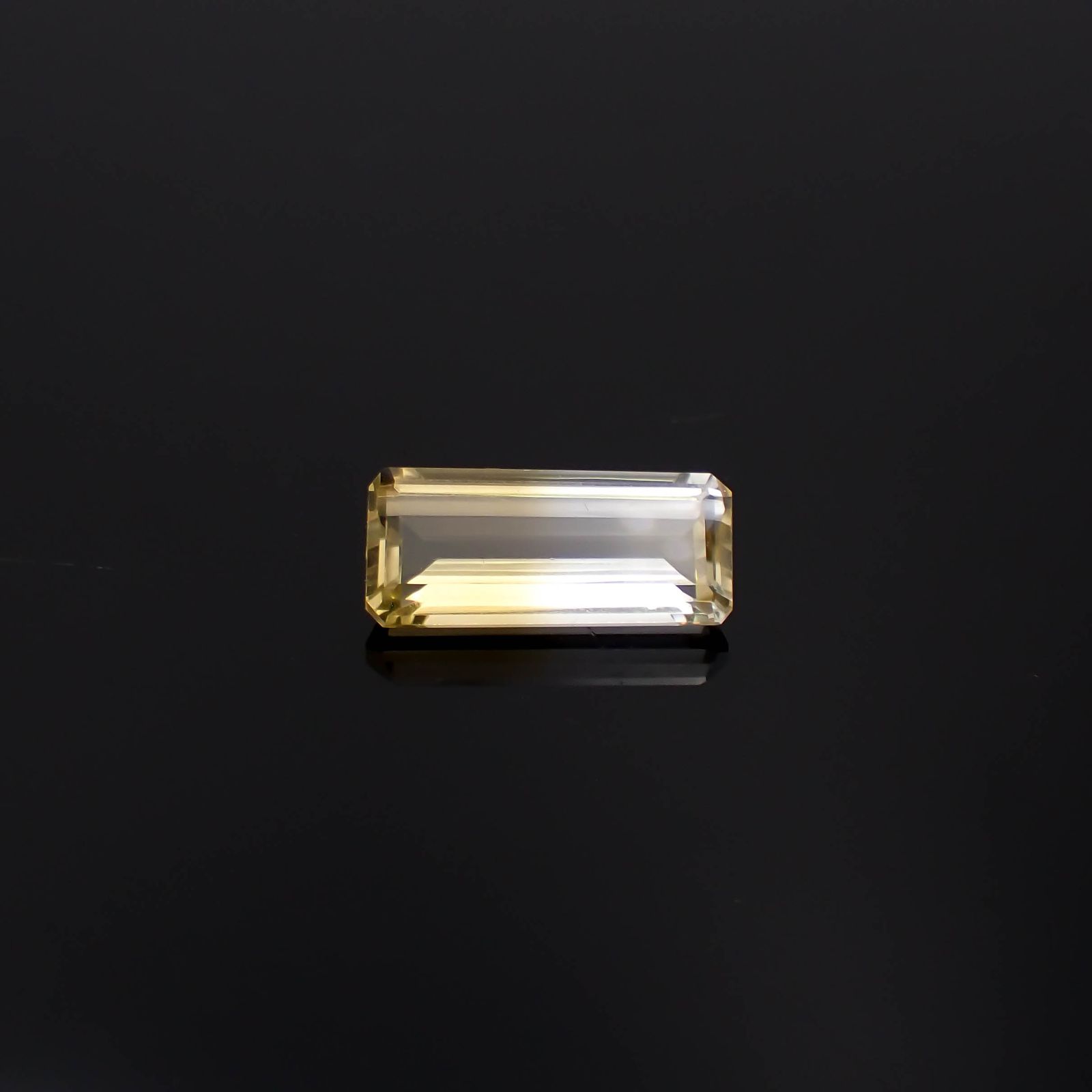 バイカラーシトリン ブラジル・ミナスジェライス州産 8.12ct[240326469]19.2x8.3mm前後