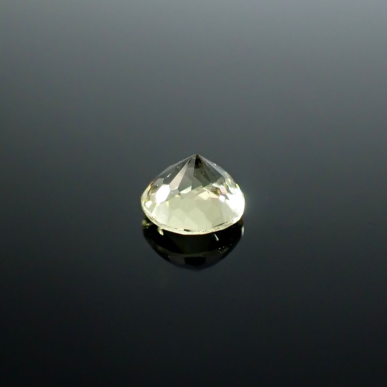 コーネルピン スリランカ産 0.60ct / 5.1x5mm前後 [251031231]