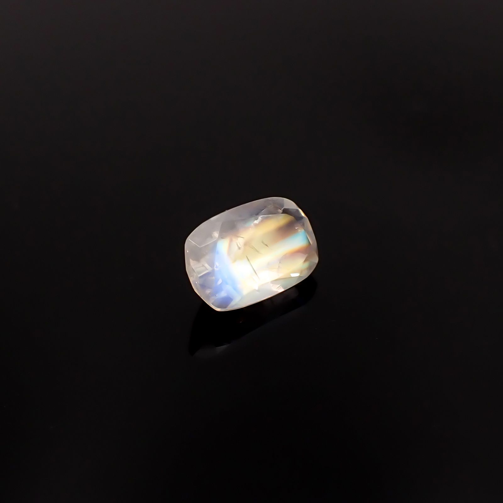 レインボームーンストーン インド・ビハール産 2.73ct / 11.2x7.2mm前後 [260431972]