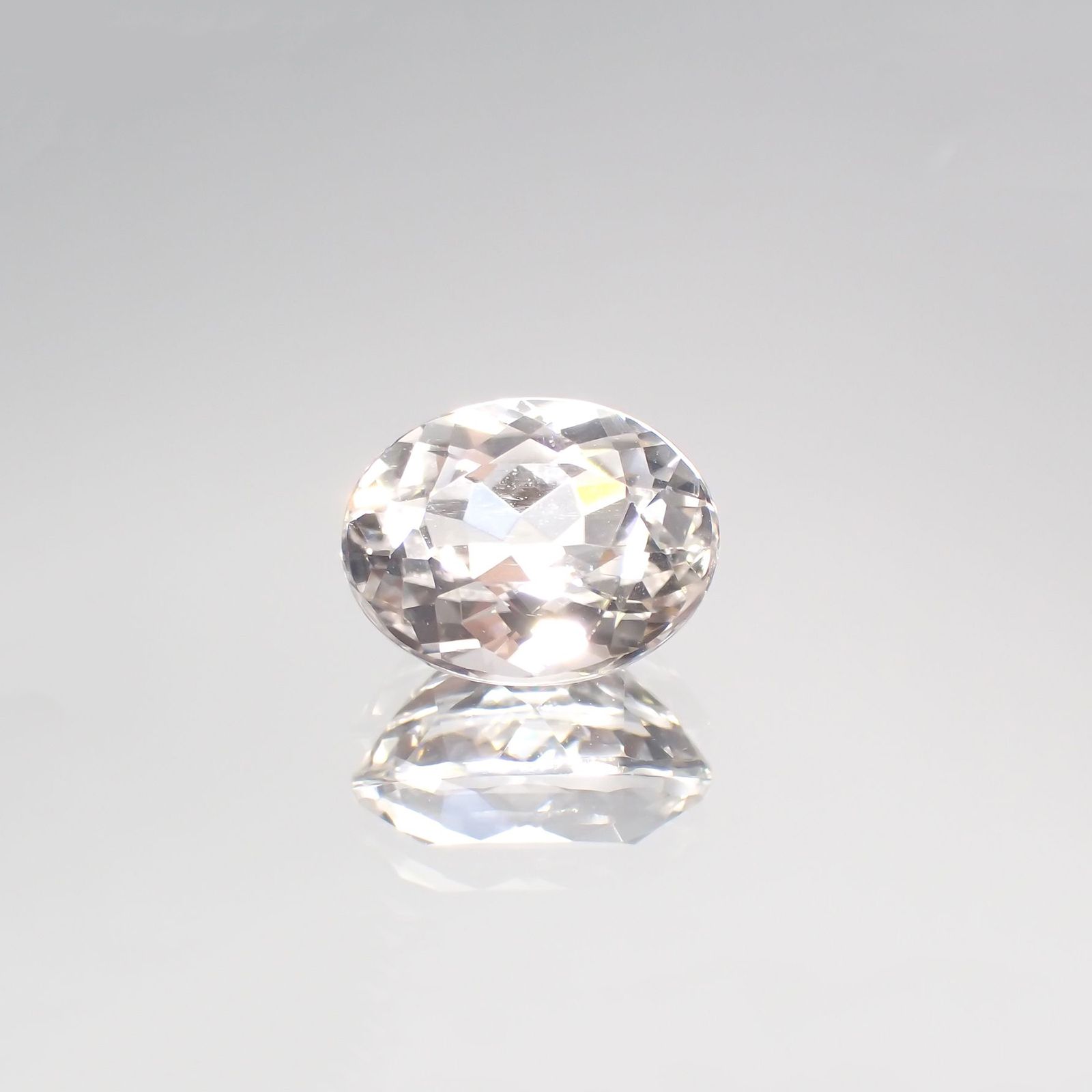 カラーレススポジュミン(宝石名ホワイト・スポジュミン) ブラジル産 2.91ct 識別済[210812622]9.8×7.6mm前後