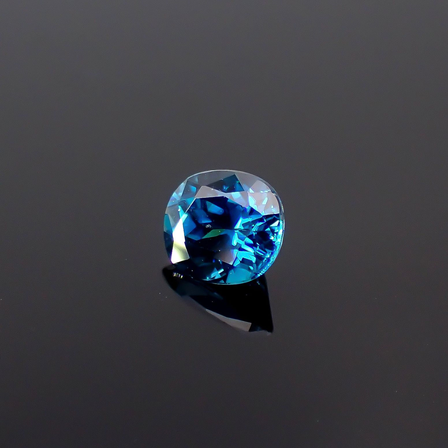 ラタナキリブルージルコン カンボジア産 1.58ct / 6.7x5.8mm前後 [251231476]