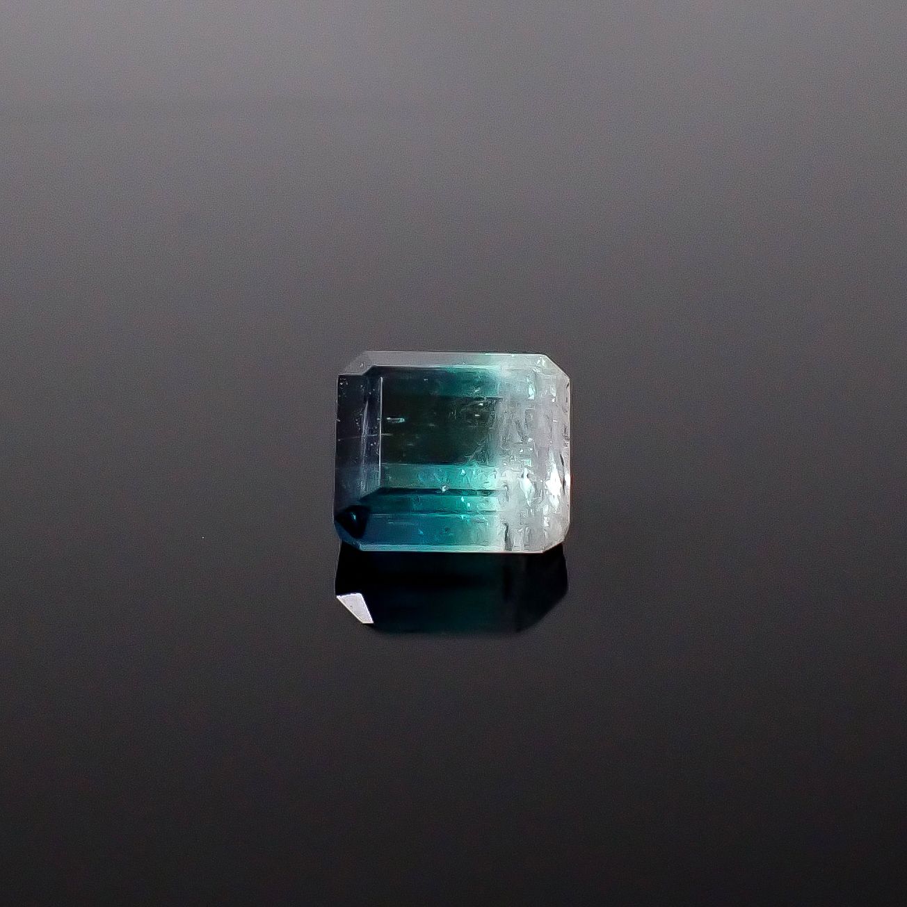 バイカラートルマリン アフガニスタン産 1.30ct / 6.2x5.5mm前後 [260231754]