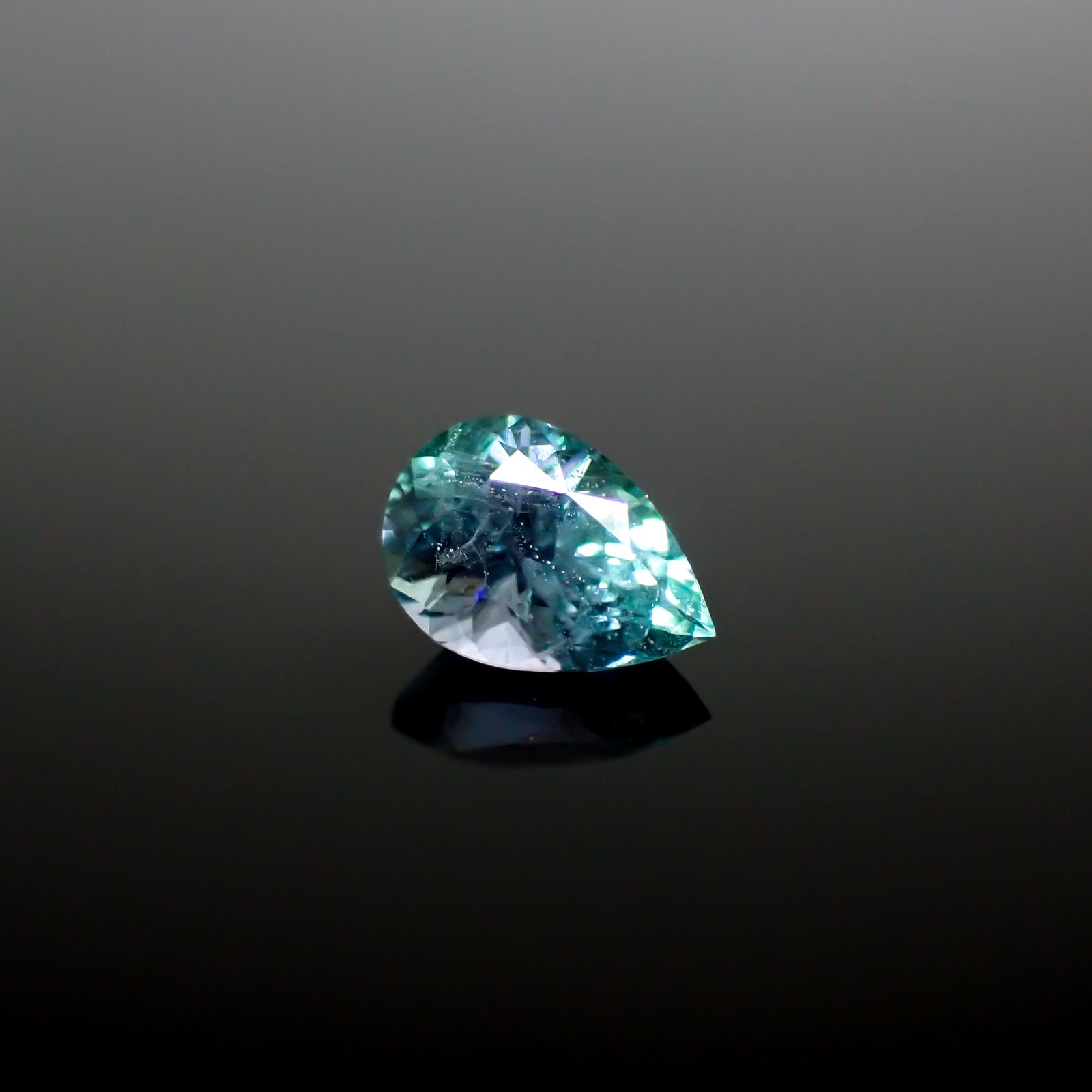 ブルーコーネルピン(宝石名ブルー・コーネルピン)タンザニア産 0.578ct ソ付(彩珠)[241129473]6.4x4.5mm前後