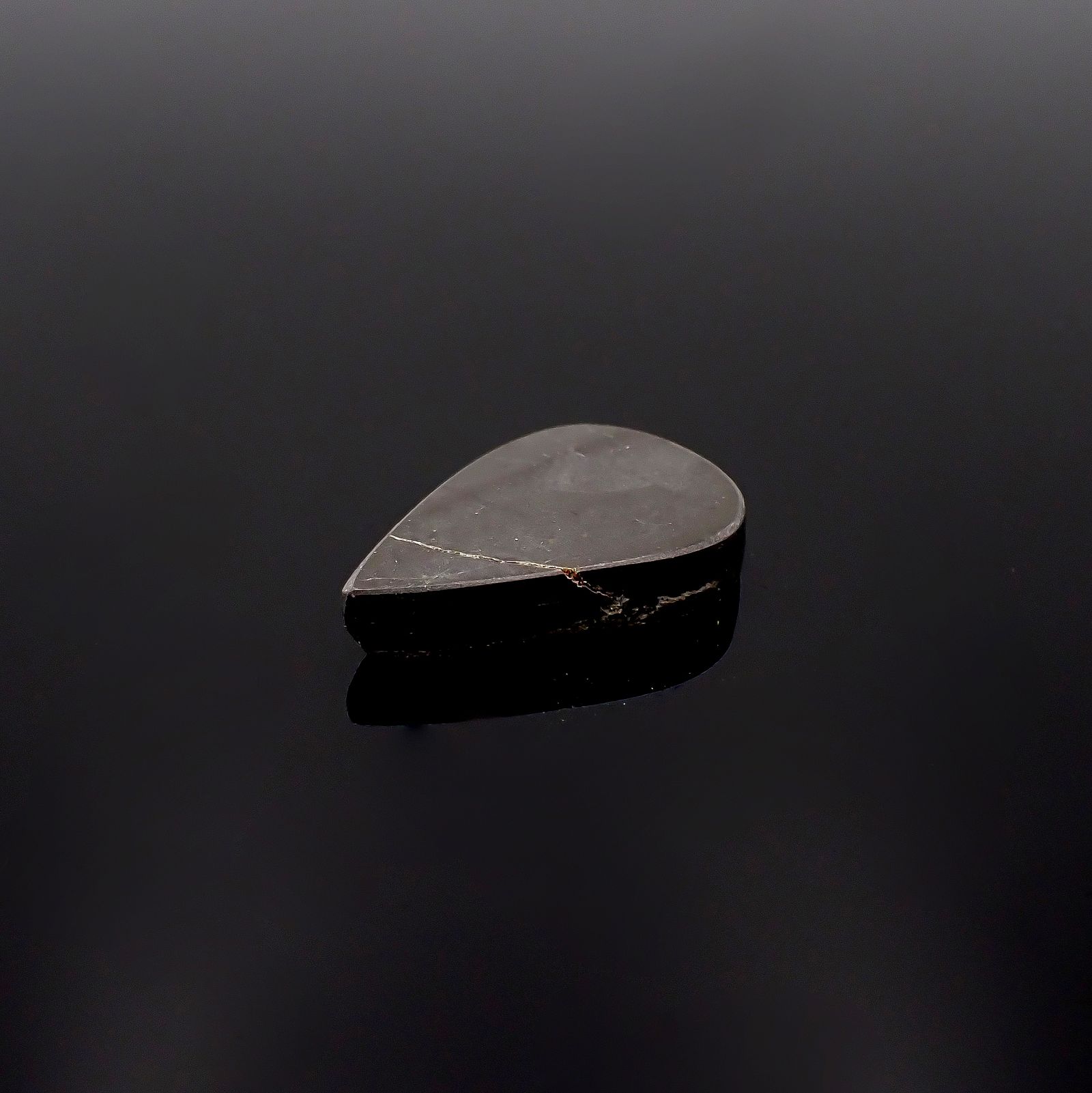 ◇フリーフォーム◇レインボーパイライト 原石 ロシア産 27.94ct[240527475]30.5x20.8mm前後