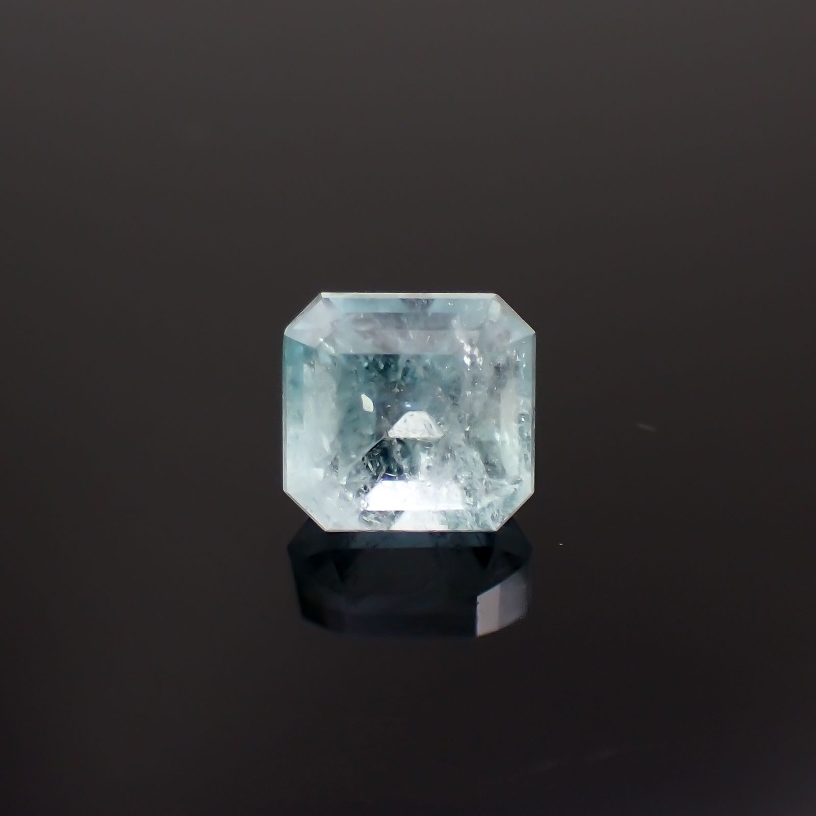 ユークレース(宝石名ブルー・ユークレース)コロンビア産 2.368ct ソ付(彩珠)[221018850]7.6x7.2mm前後