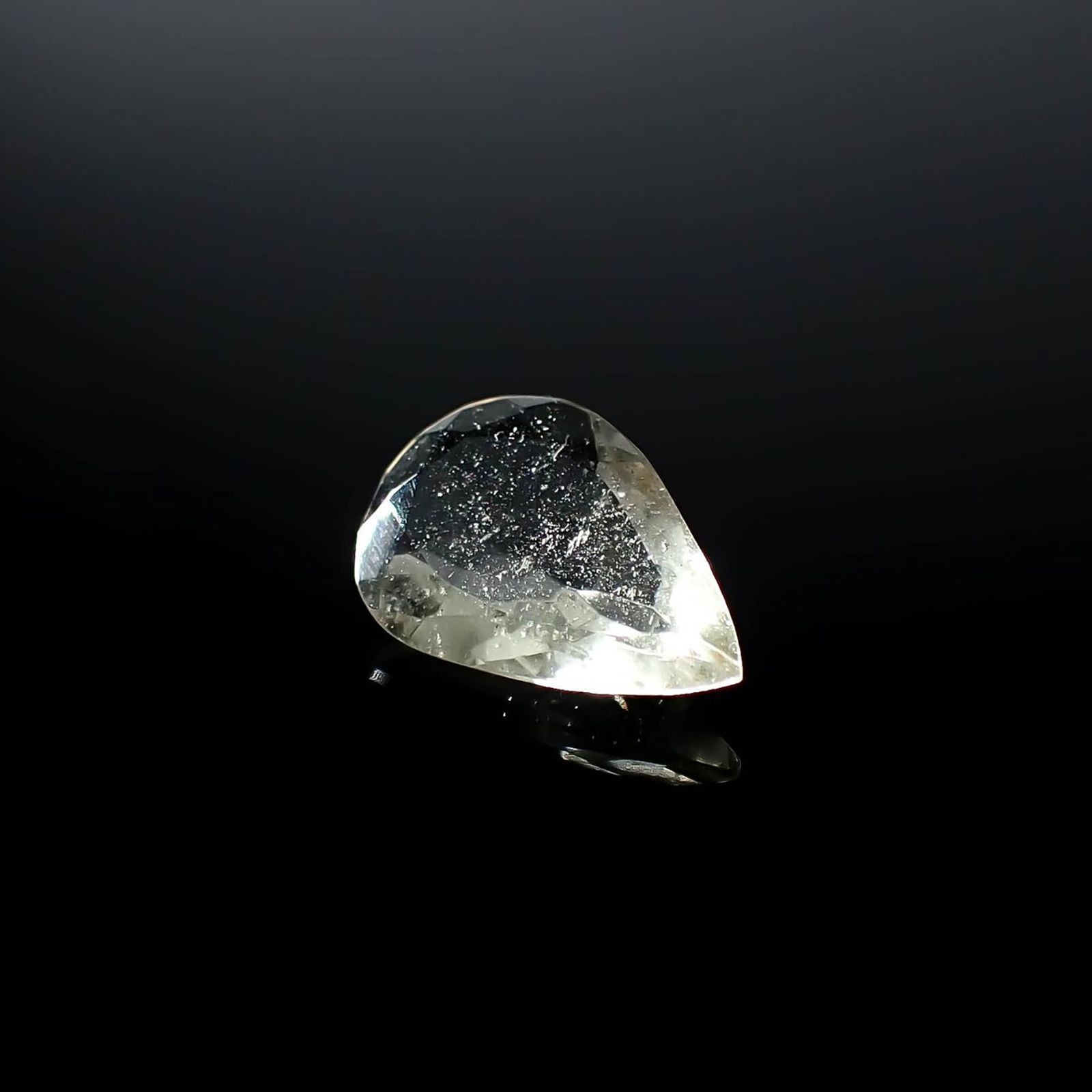 リビアングラス 発見地：エジプト・リビア砂漠 2.74ct / 14.5x9.8mm前後 [251131308]