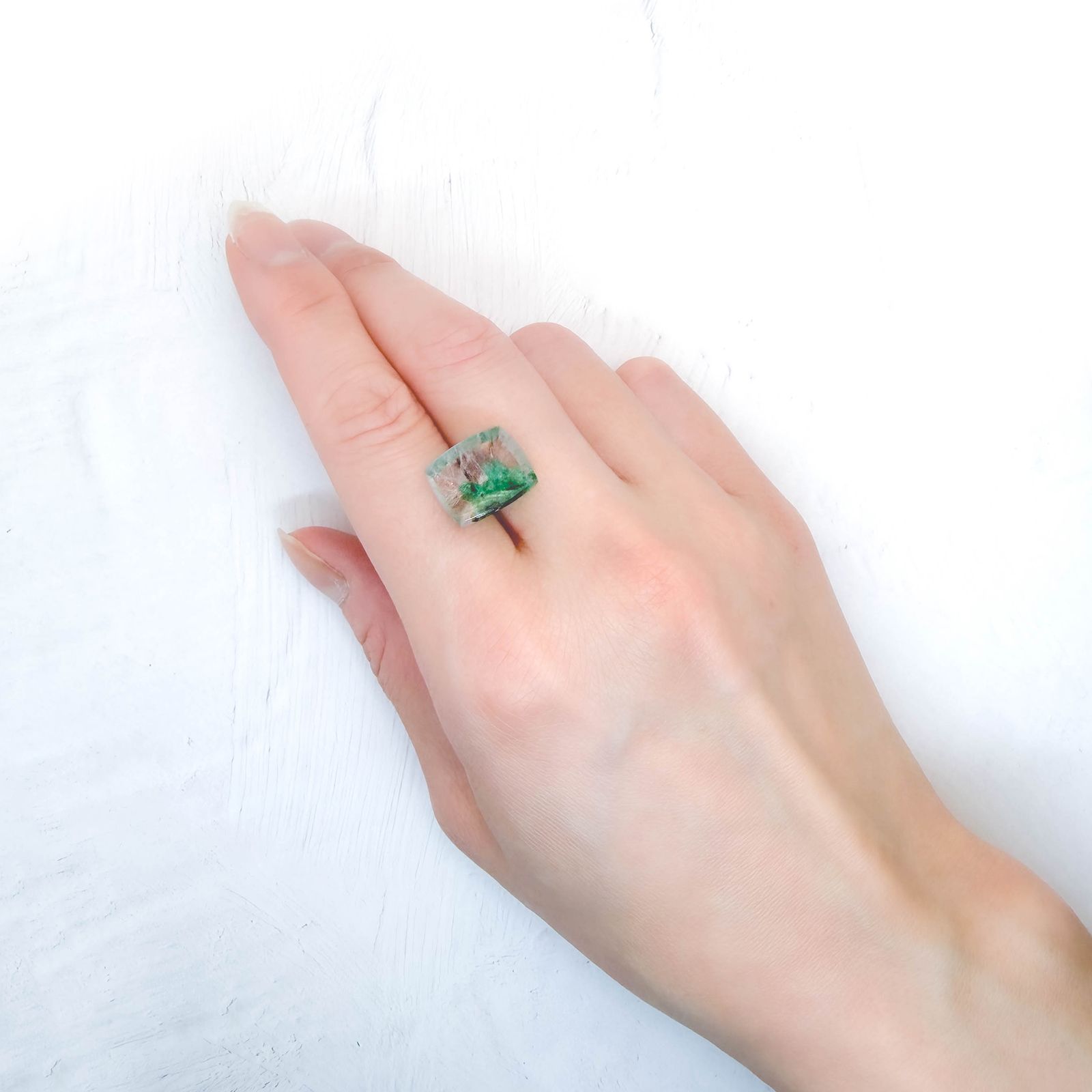 エメラルドインクォーツ ブラジル産 7.83ct / 14.1x11.9mm前後 [260432031]