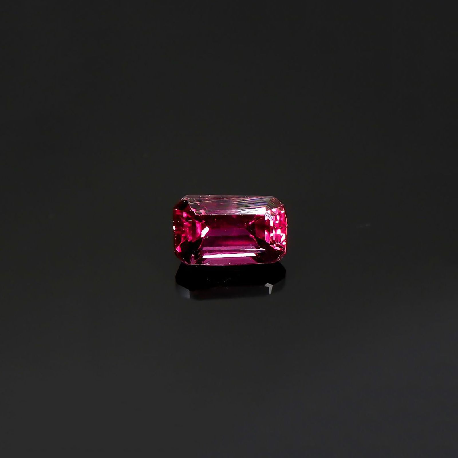 ルビー(宝石名ルビー)タンザニア産 0.40ct 識別済[220115048]4.8x2.9mm前後