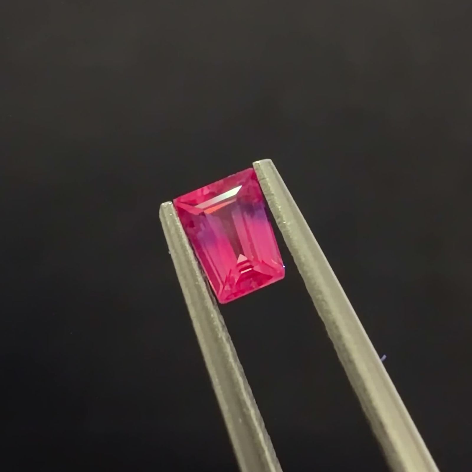ウィンザーサファイア タンザニア・ウィンザー産 0.28ct / 4.3x3.2mm