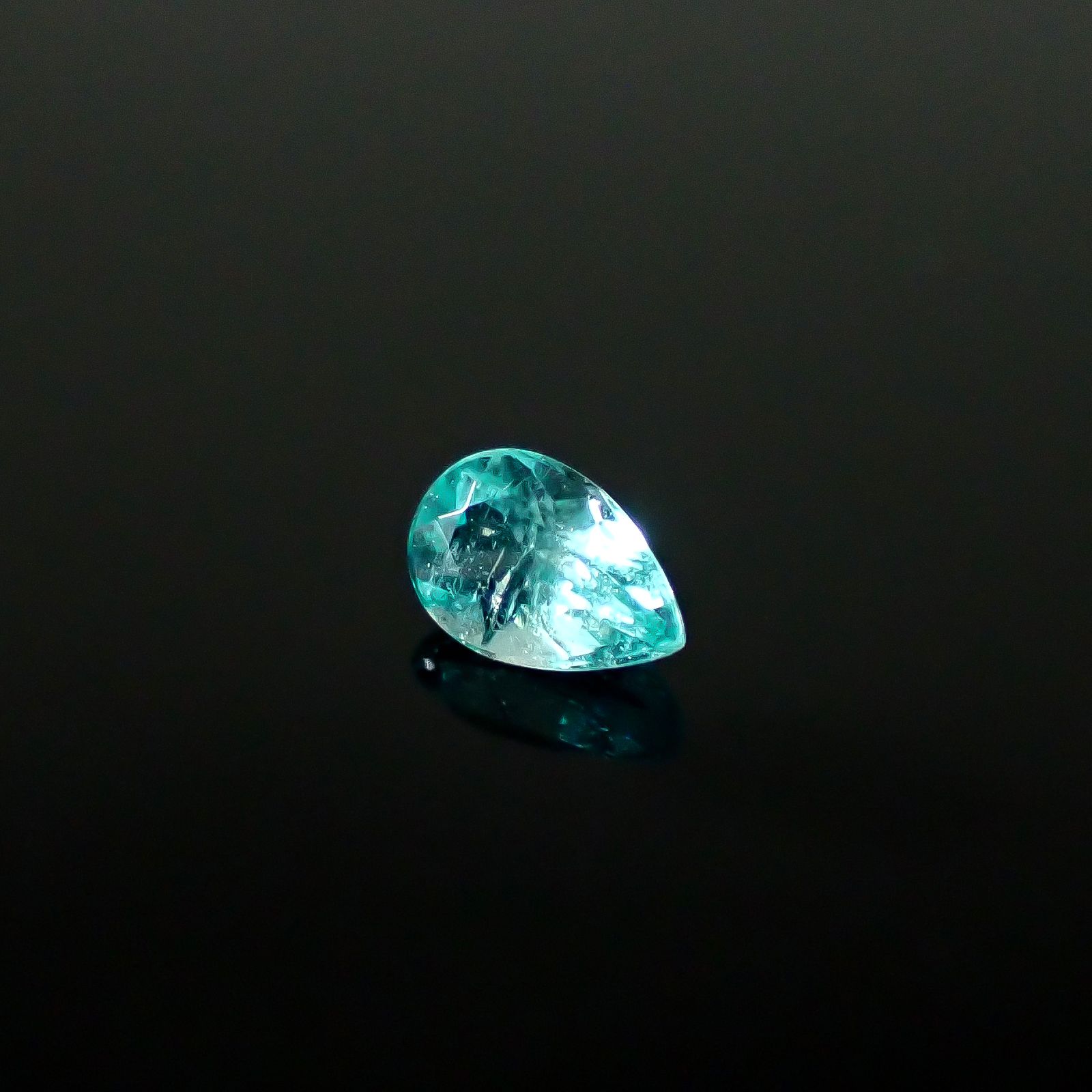 パライバトルマリン ブラジル・パライバ州バターリャ鉱山産 0.15ct / 4.3x2.8mm前後 [250931083]