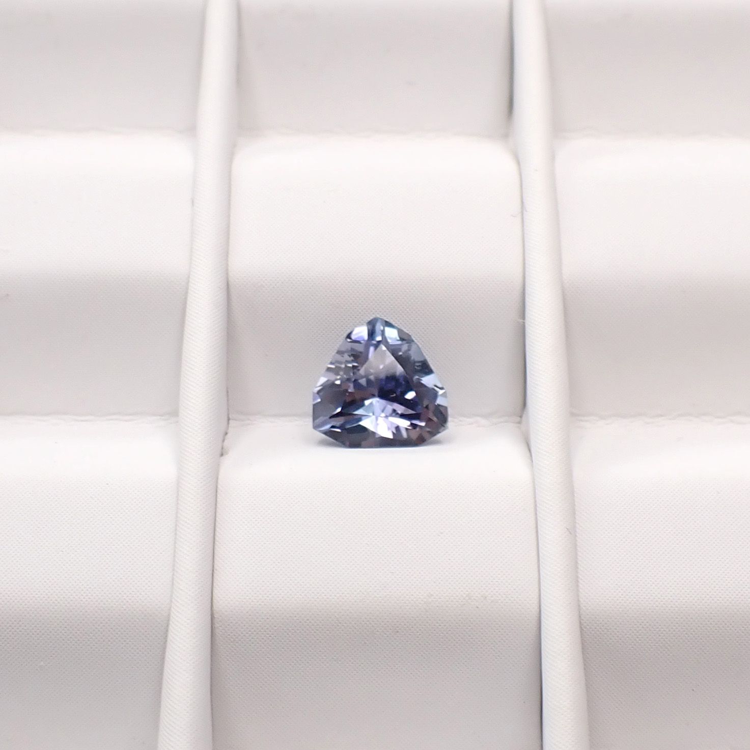 ◇カスタムカット◇タンザナイト 非加熱 タンザニア産 0.75ct / 5.9x5.8mm前後 [251031217]