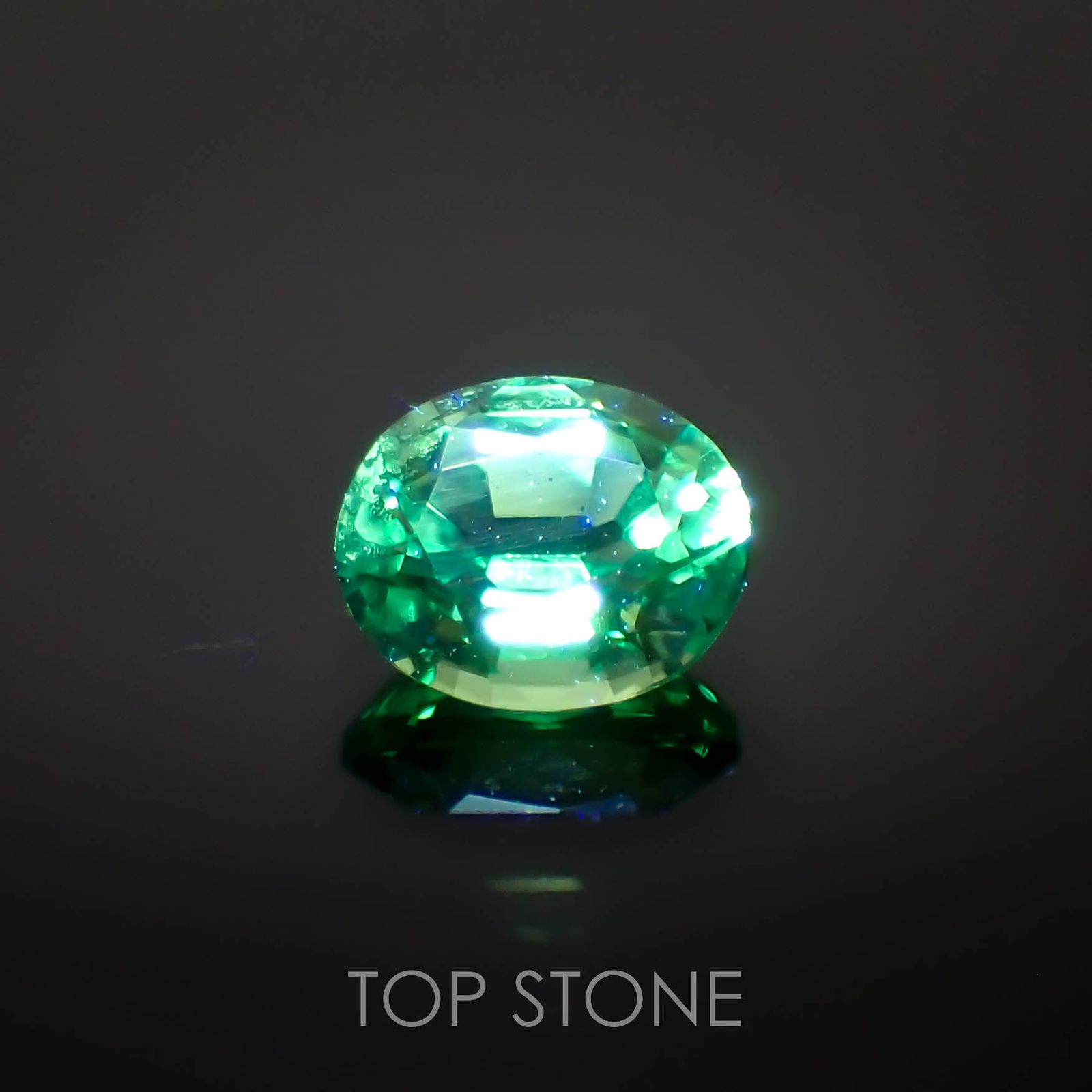 ミントガーネット(宝石名グリーン グロッシュラー・ガーネット)タンザニア産 0.24ct 識別済[230119975]4.1x3.3mm前後